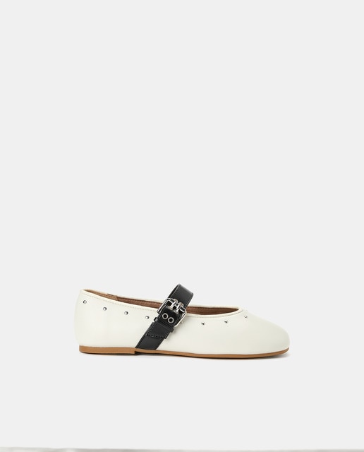 Imagem 0 de Sapatos de Presilha Lisos com Mini Tachas