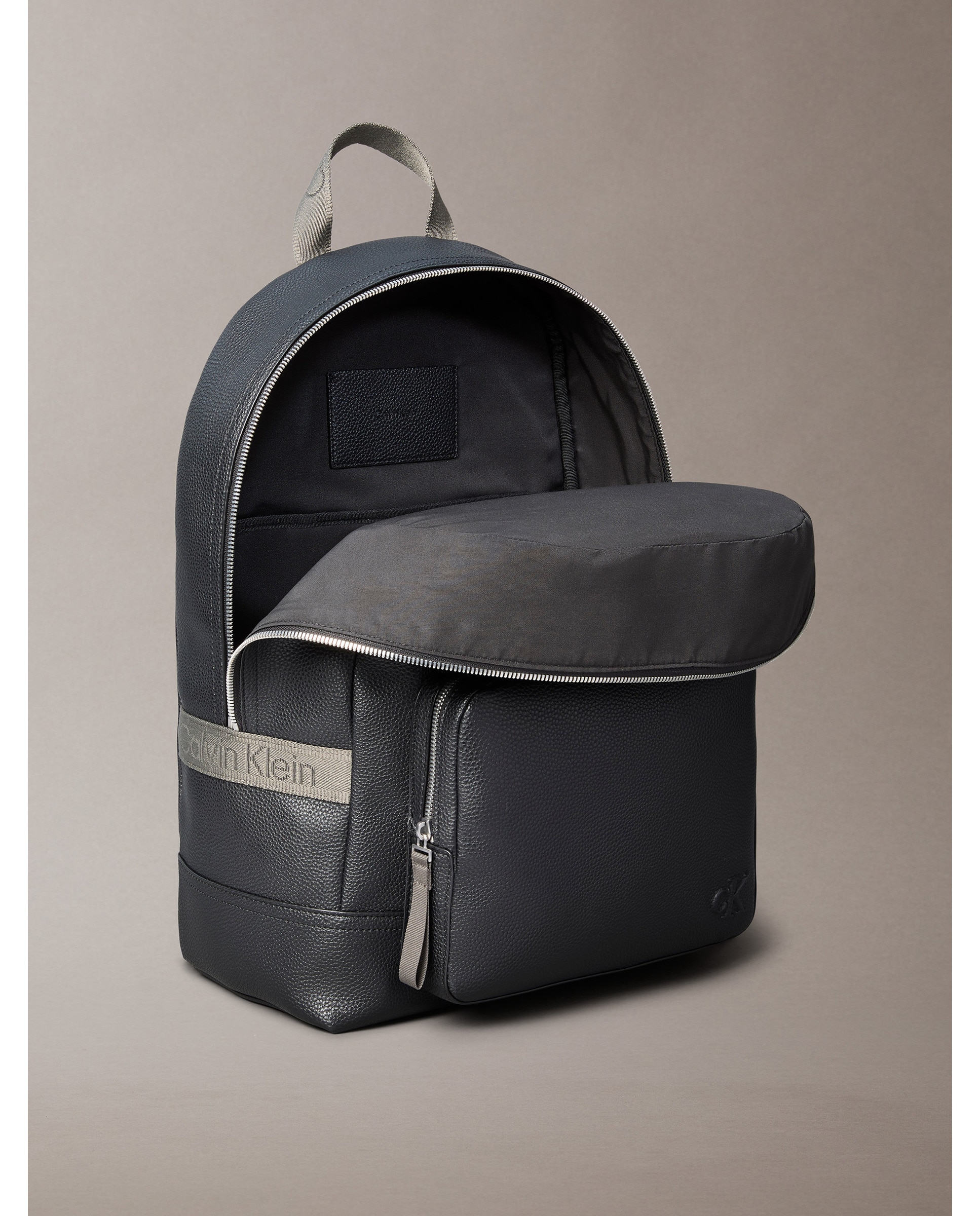 Mochila com Bolso à Frente Preto-3