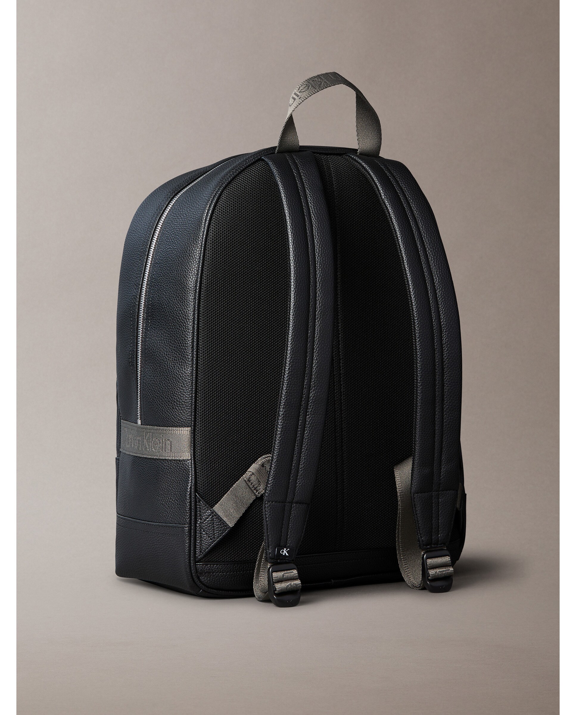 Mochila com Bolso à Frente Preto-2
