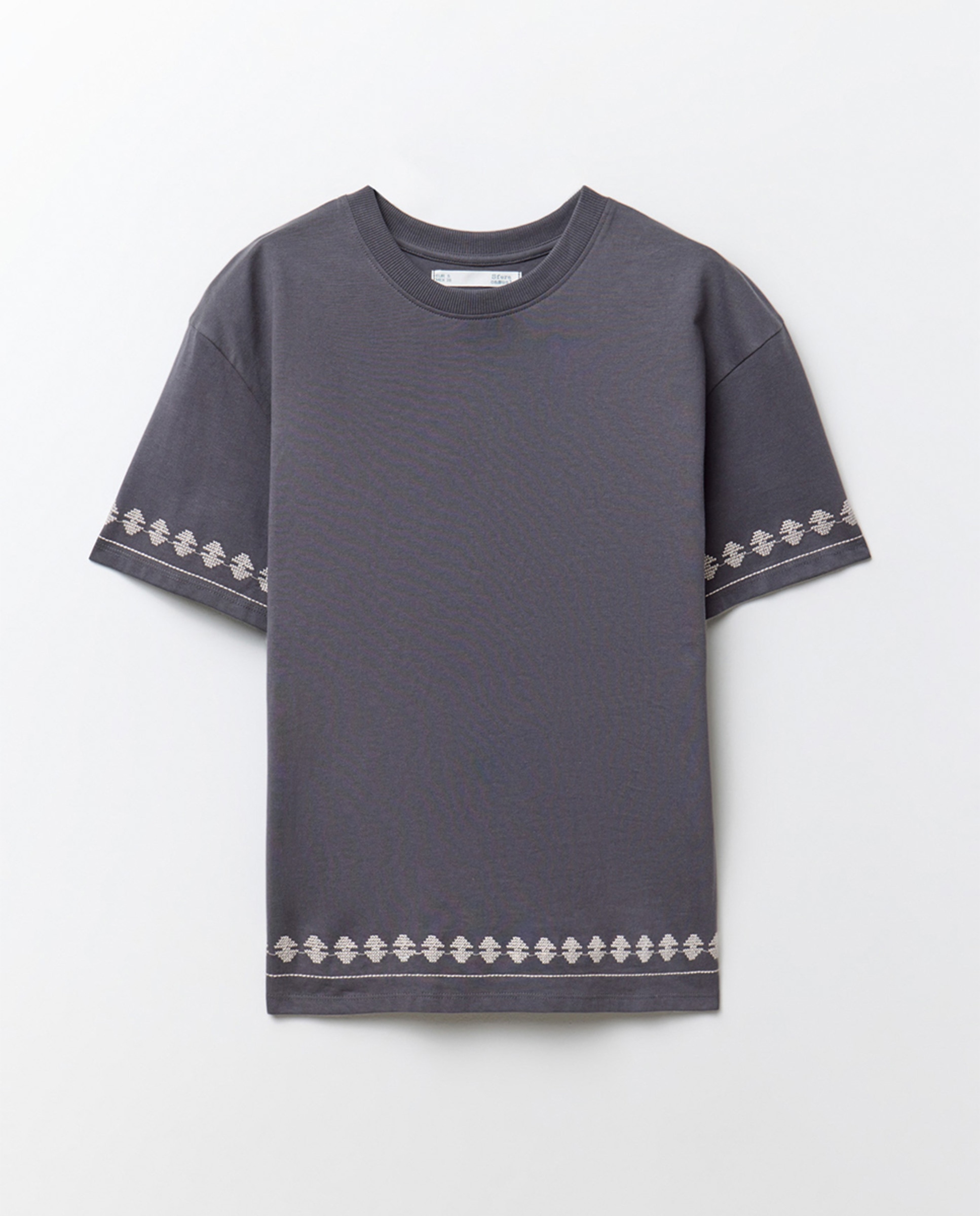 T-shirt com Bordados Chumbo-6
