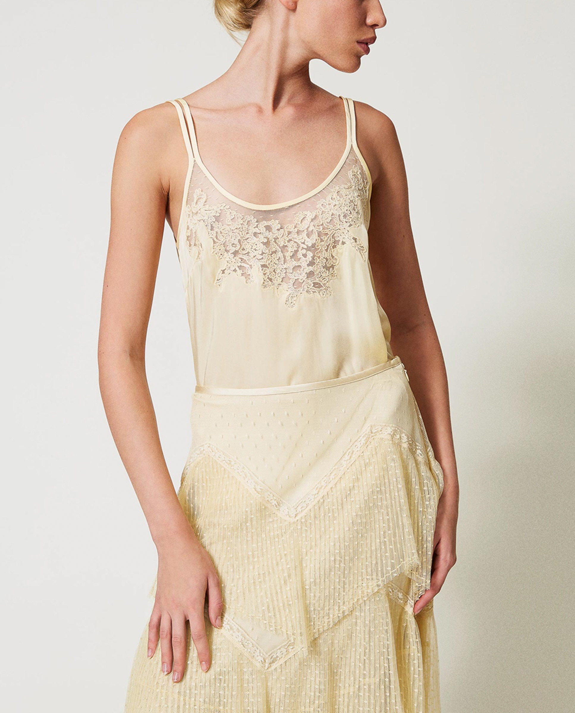Top de Cetim com Bordado Amarelo-1
