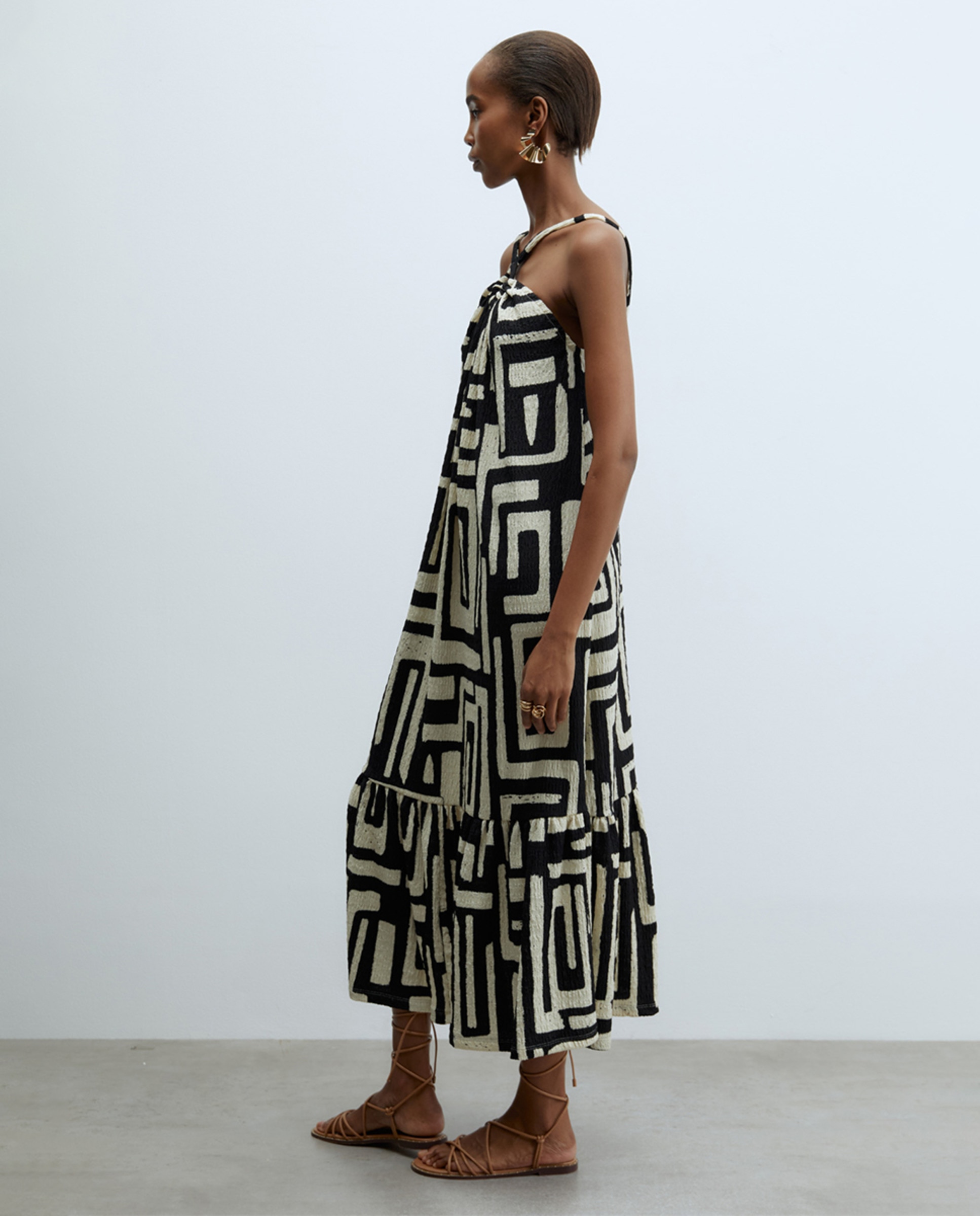 Vestido de Estrutura Halter Preto-4