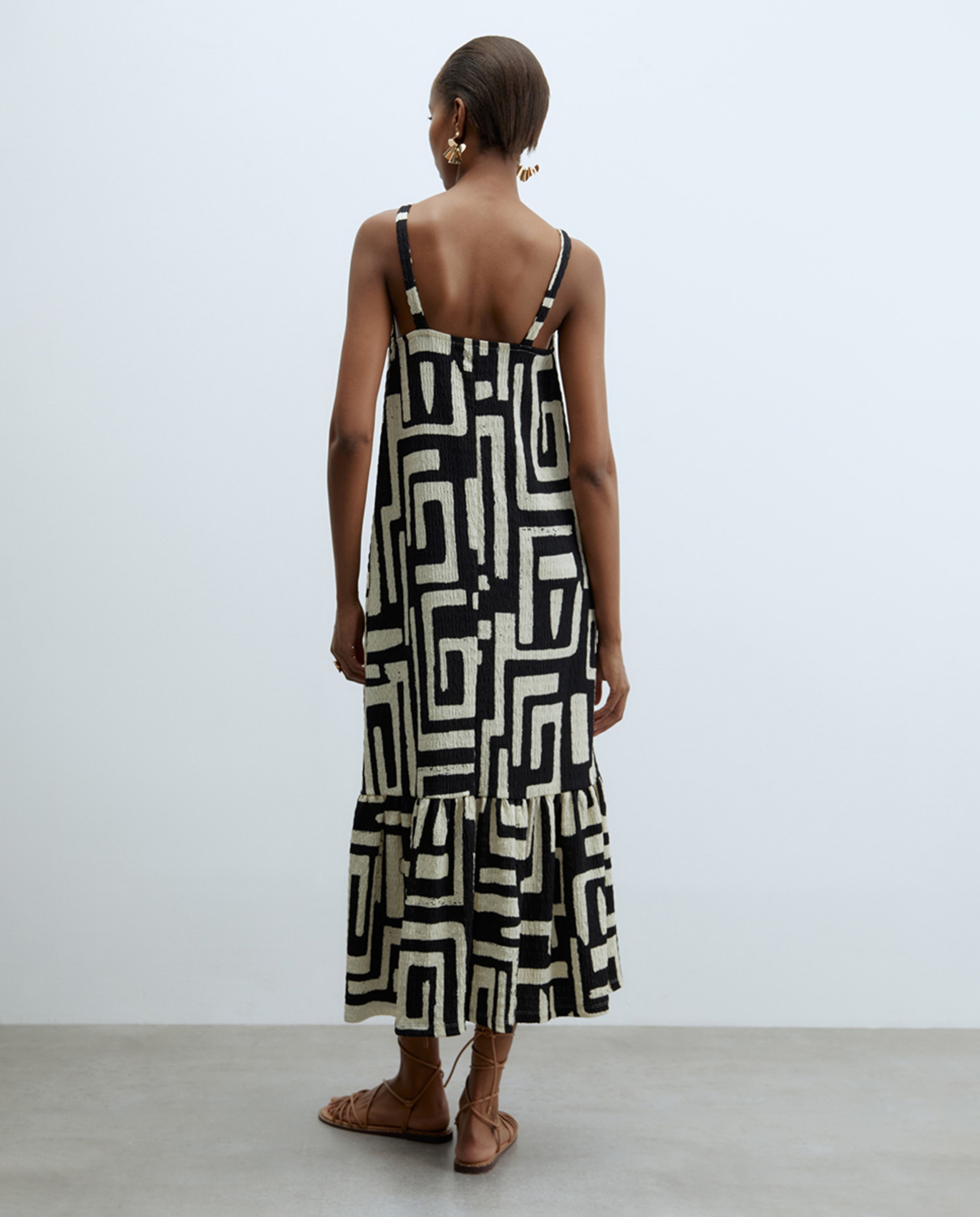 Vestido de Estrutura Halter Preto-3
