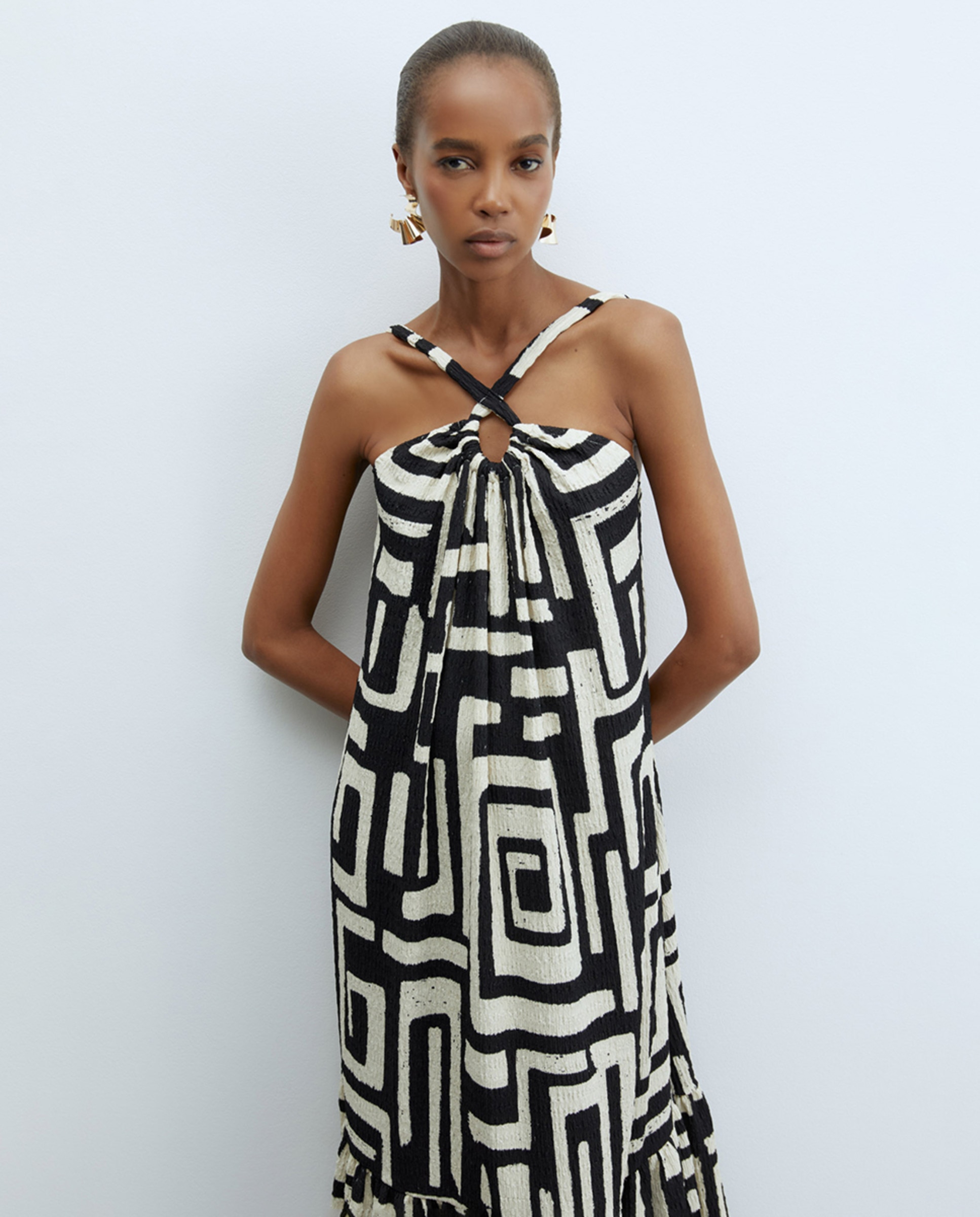 Vestido de Estrutura Halter Preto-2