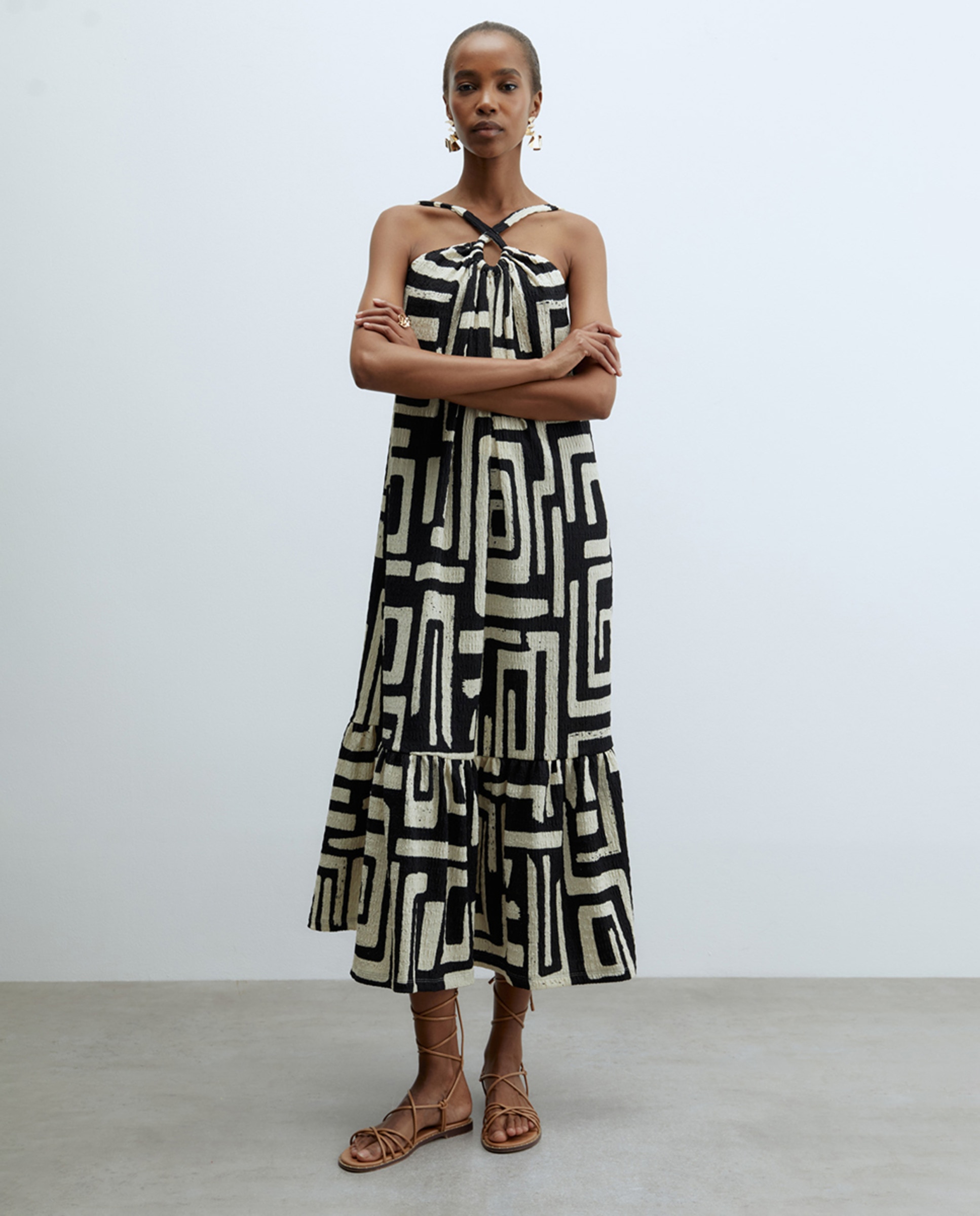 Vestido de Estrutura Halter Preto-1