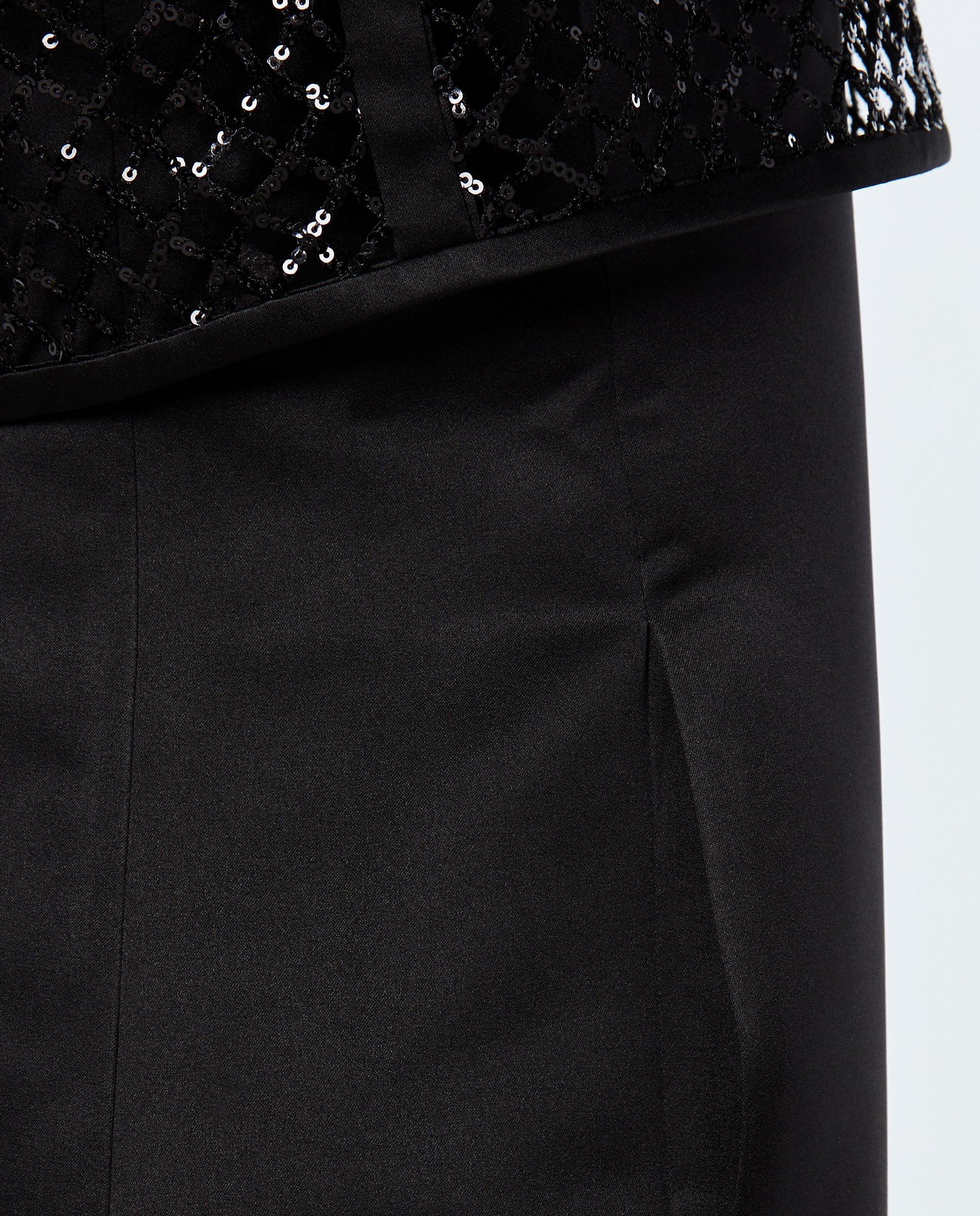 Vestido Curto Fluido Regular com Pedraria Preto-5