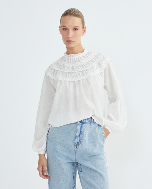 Imagen 0 de Blusa de mujer romántica con pechera de encaje