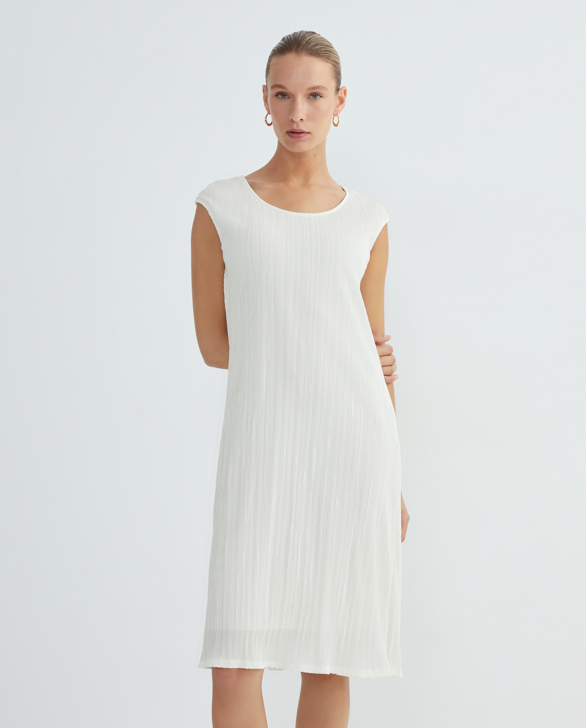 Vestido Plissado Liso sem Mangas Cru-1