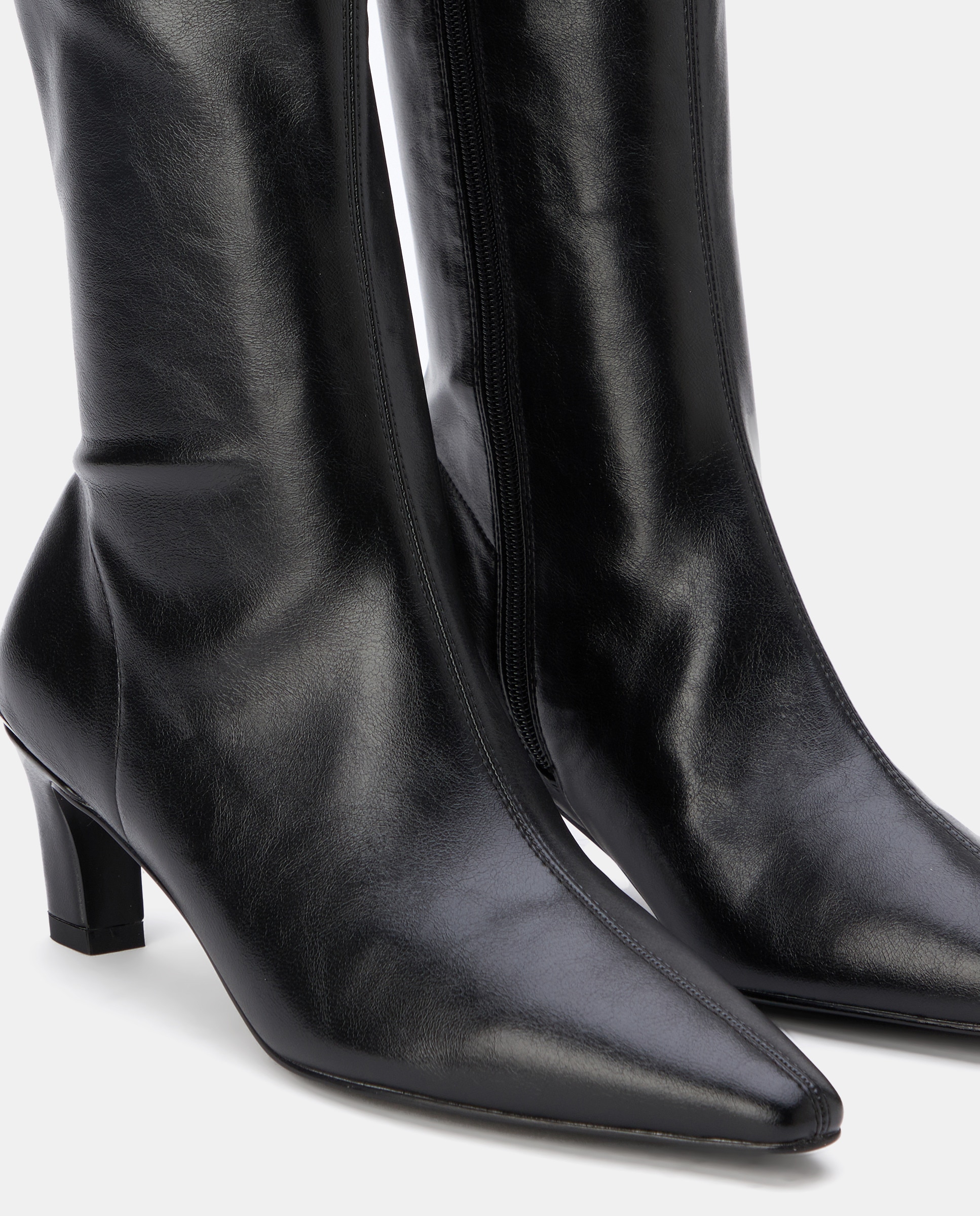 Botas Clássicas em Pele com Salto Preto-4