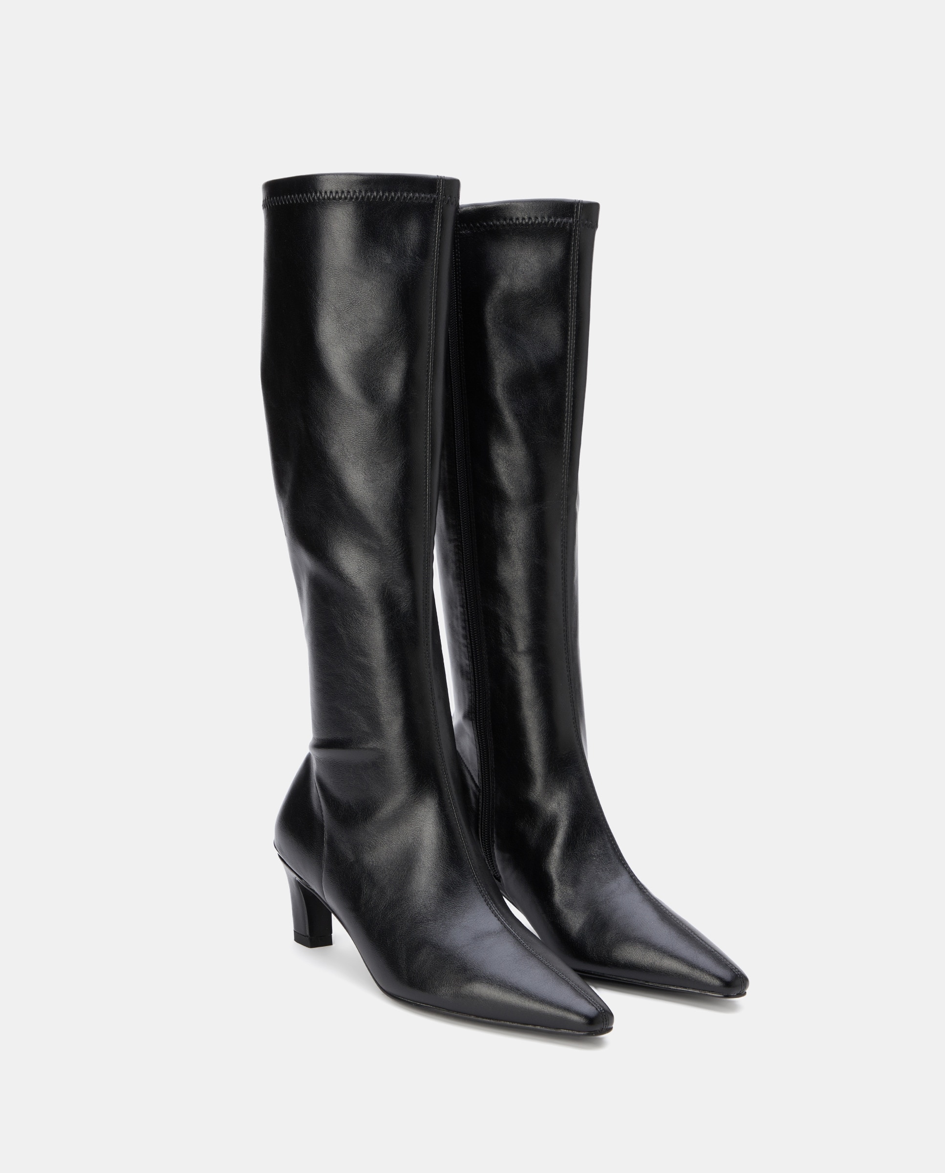 Botas Clássicas em Pele com Salto Preto-2