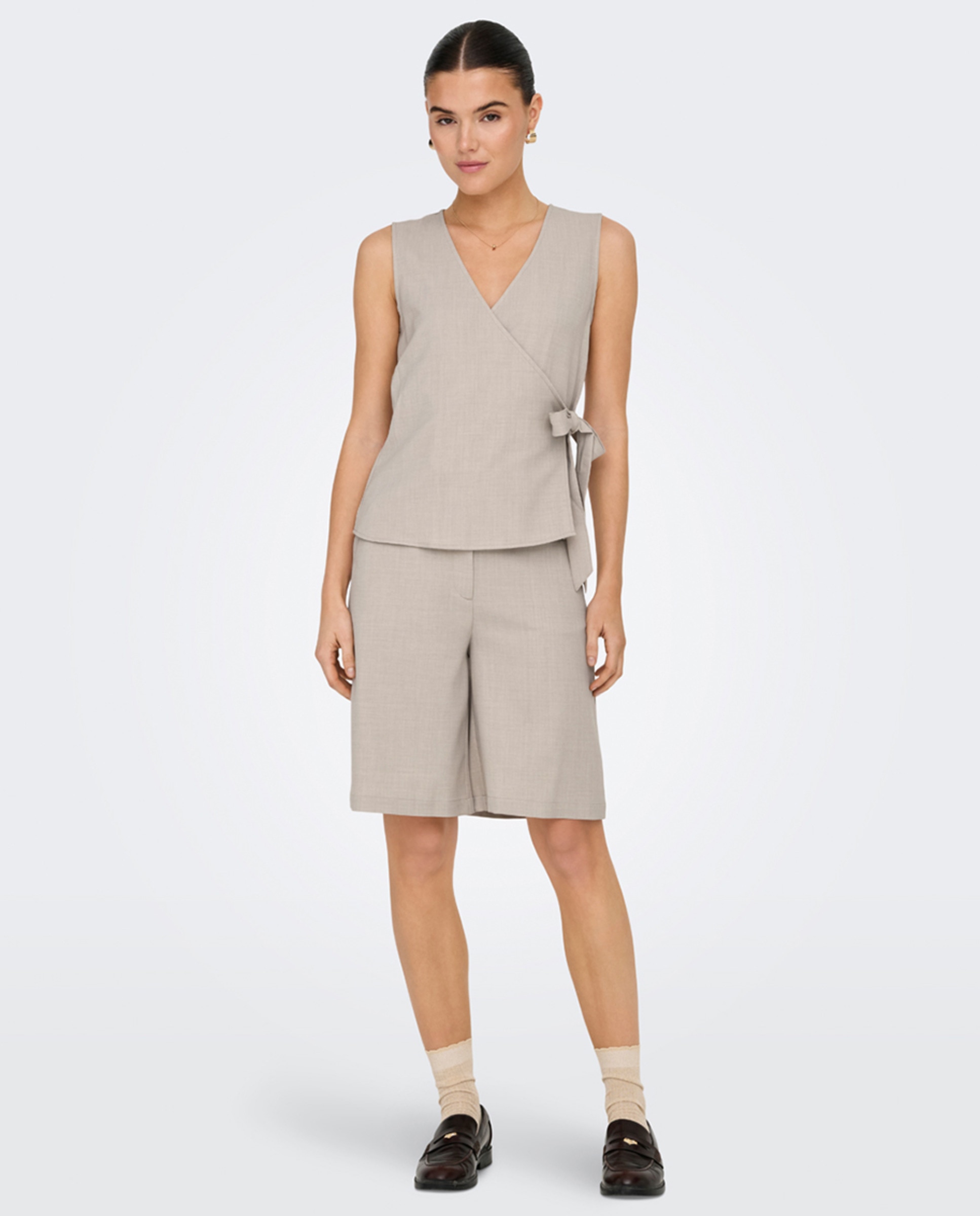 Bermudas com Cinto Bege-1