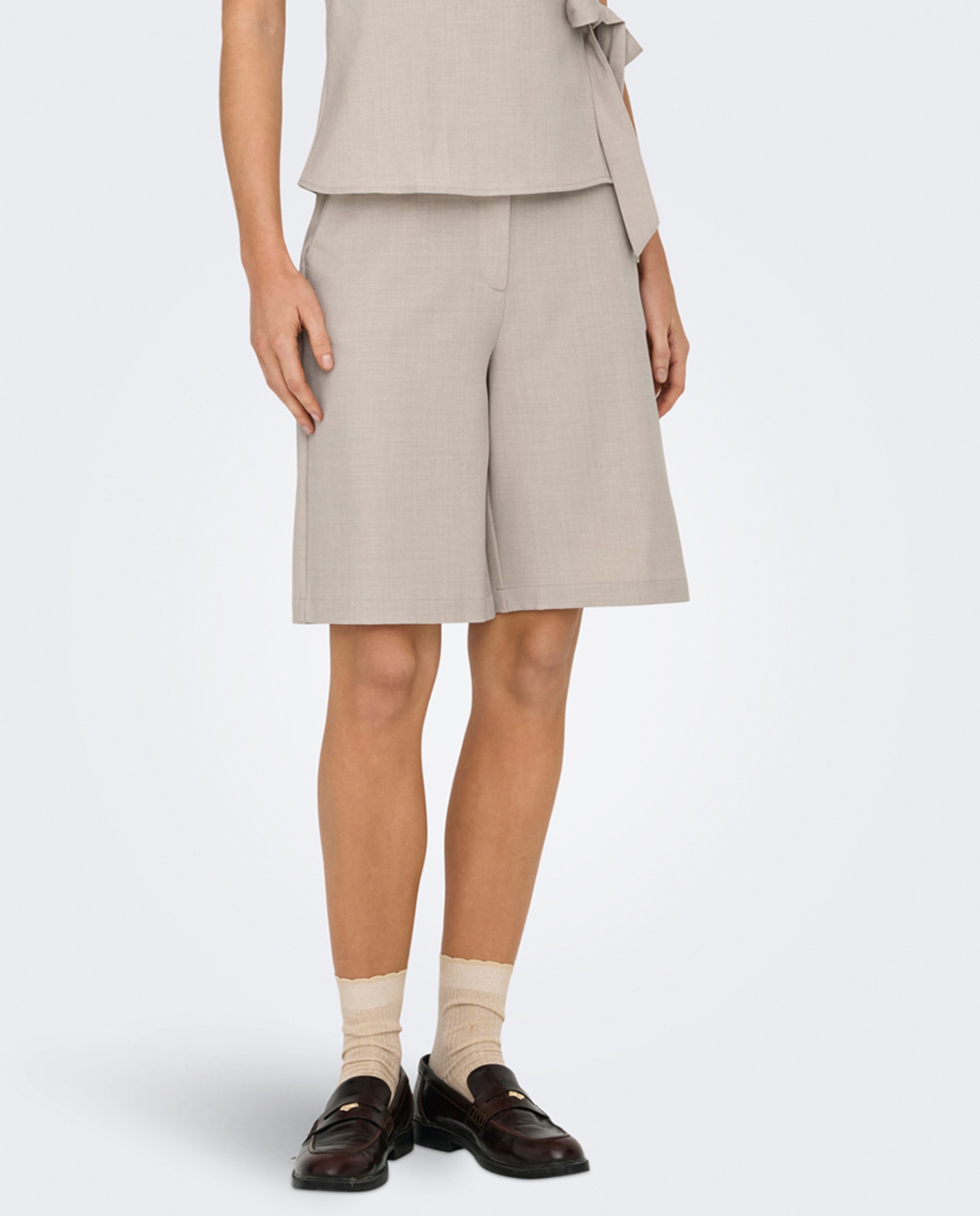 Bermudas com Cinto Bege-2