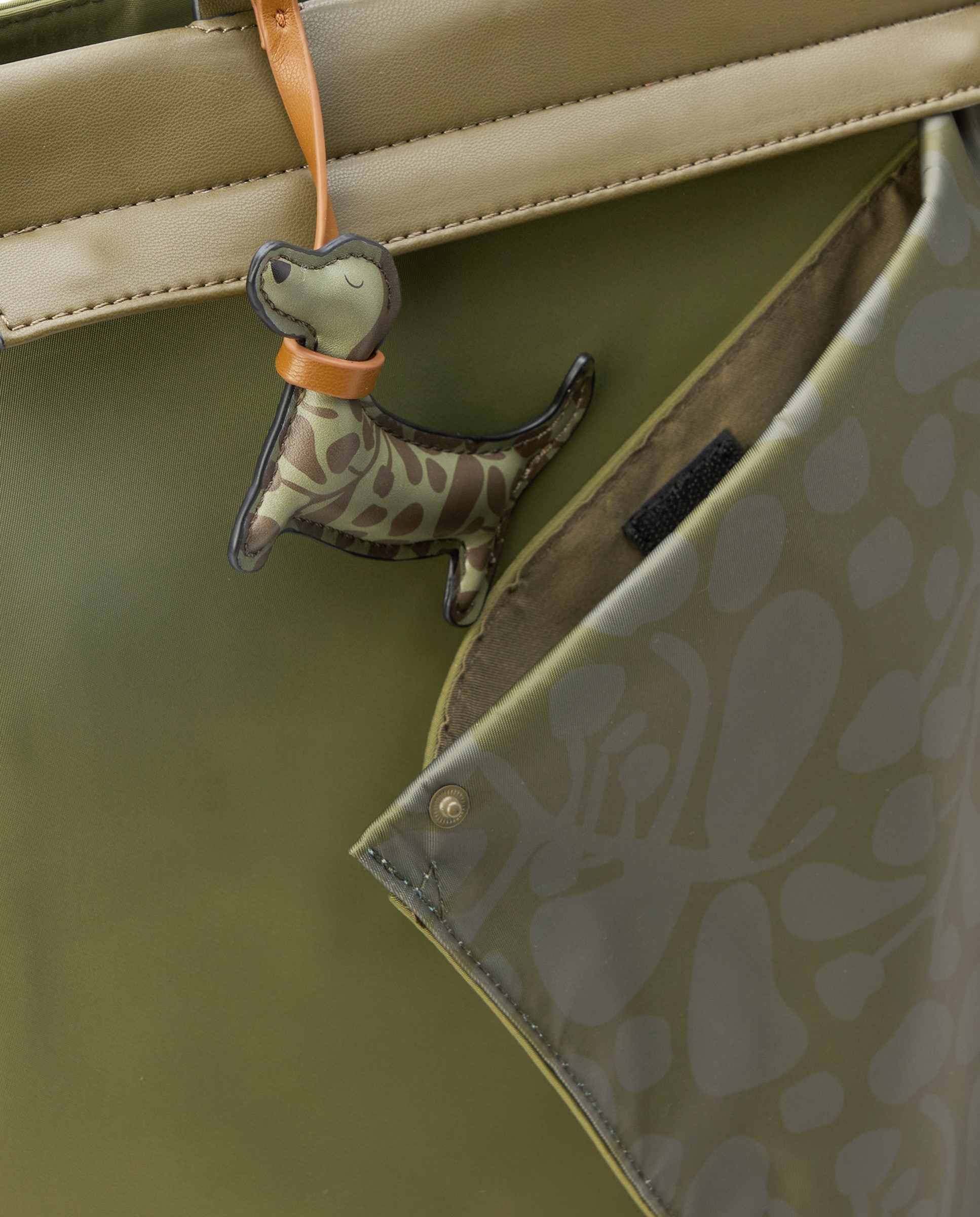 Mochila com Bolso à Frente e Estampado Reversível 520 Caqui-3