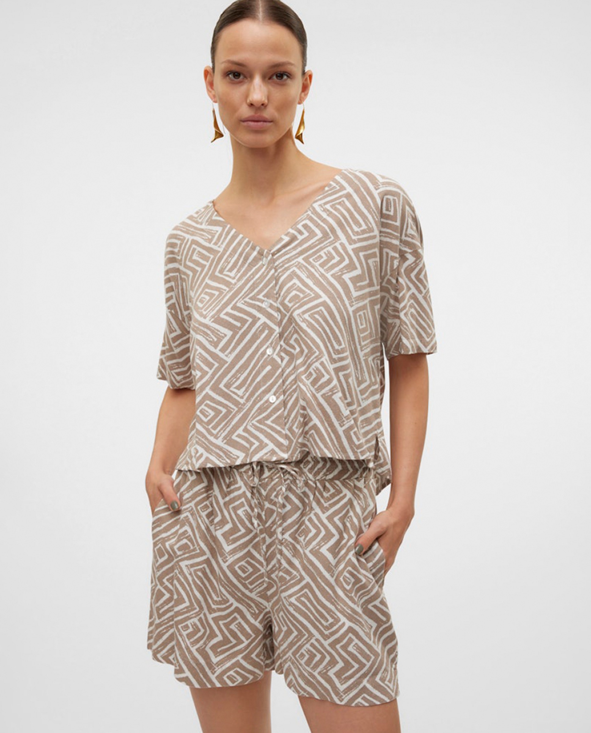Camisa de Corte Folgado com Decote em Bico Caramelo-1