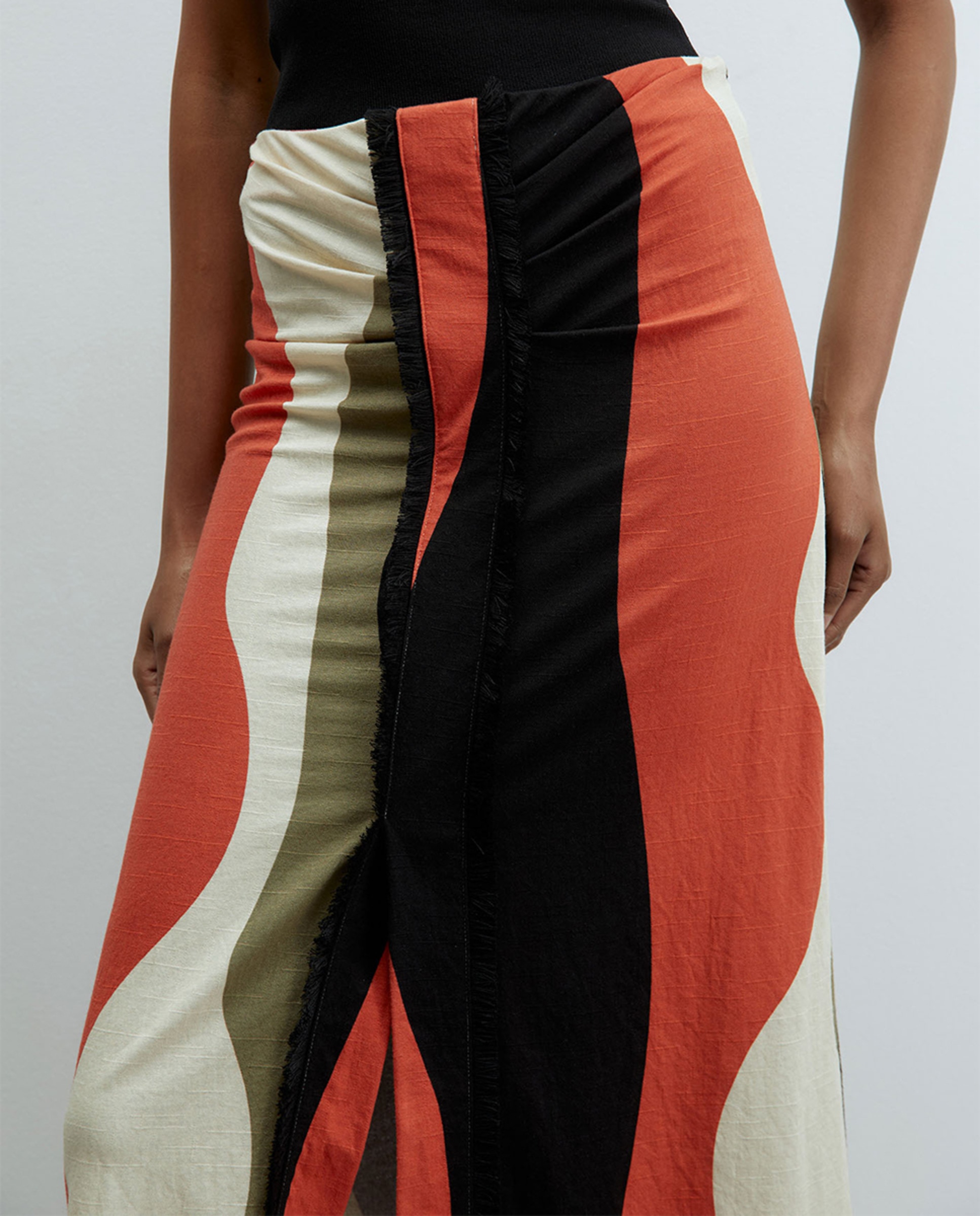 Saia Midi Estampada Preto-5