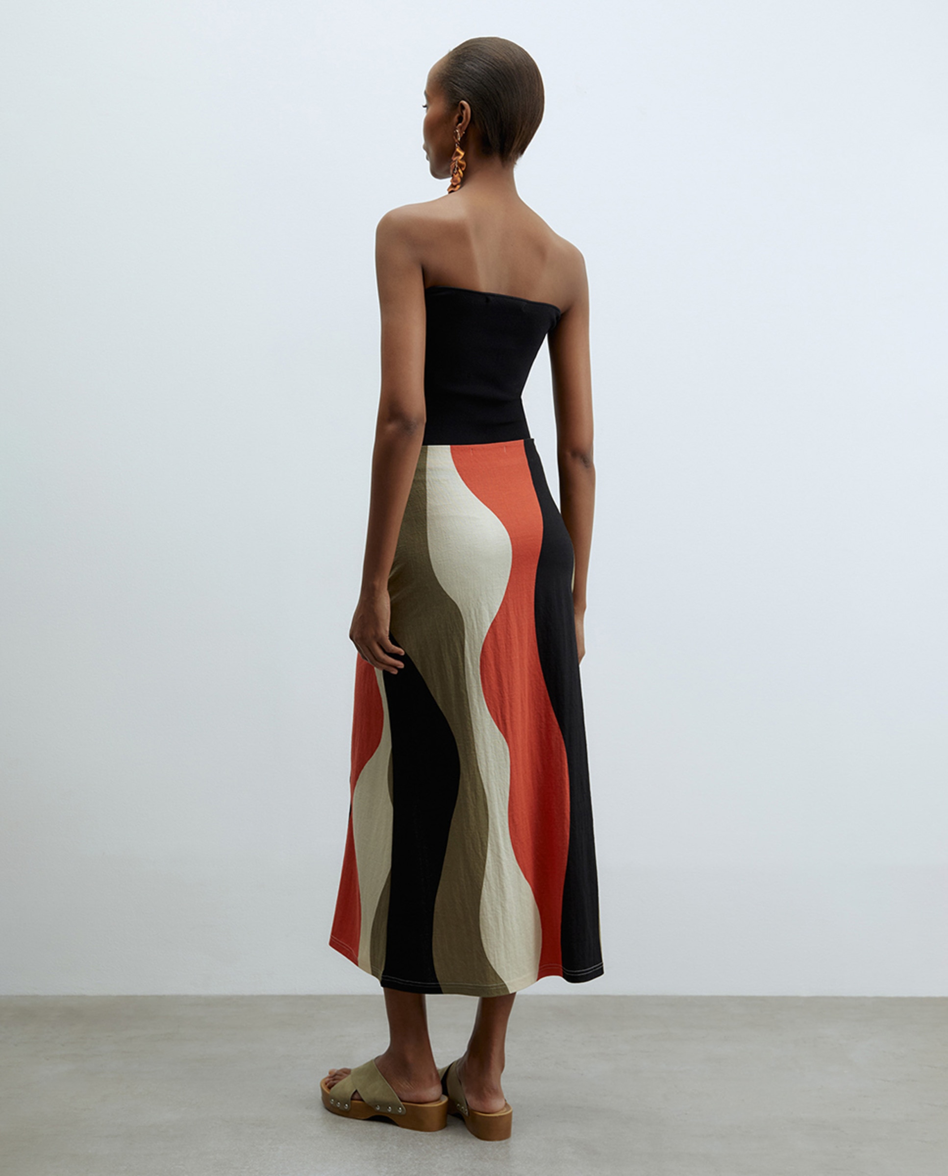 Saia Midi Estampada Preto-3