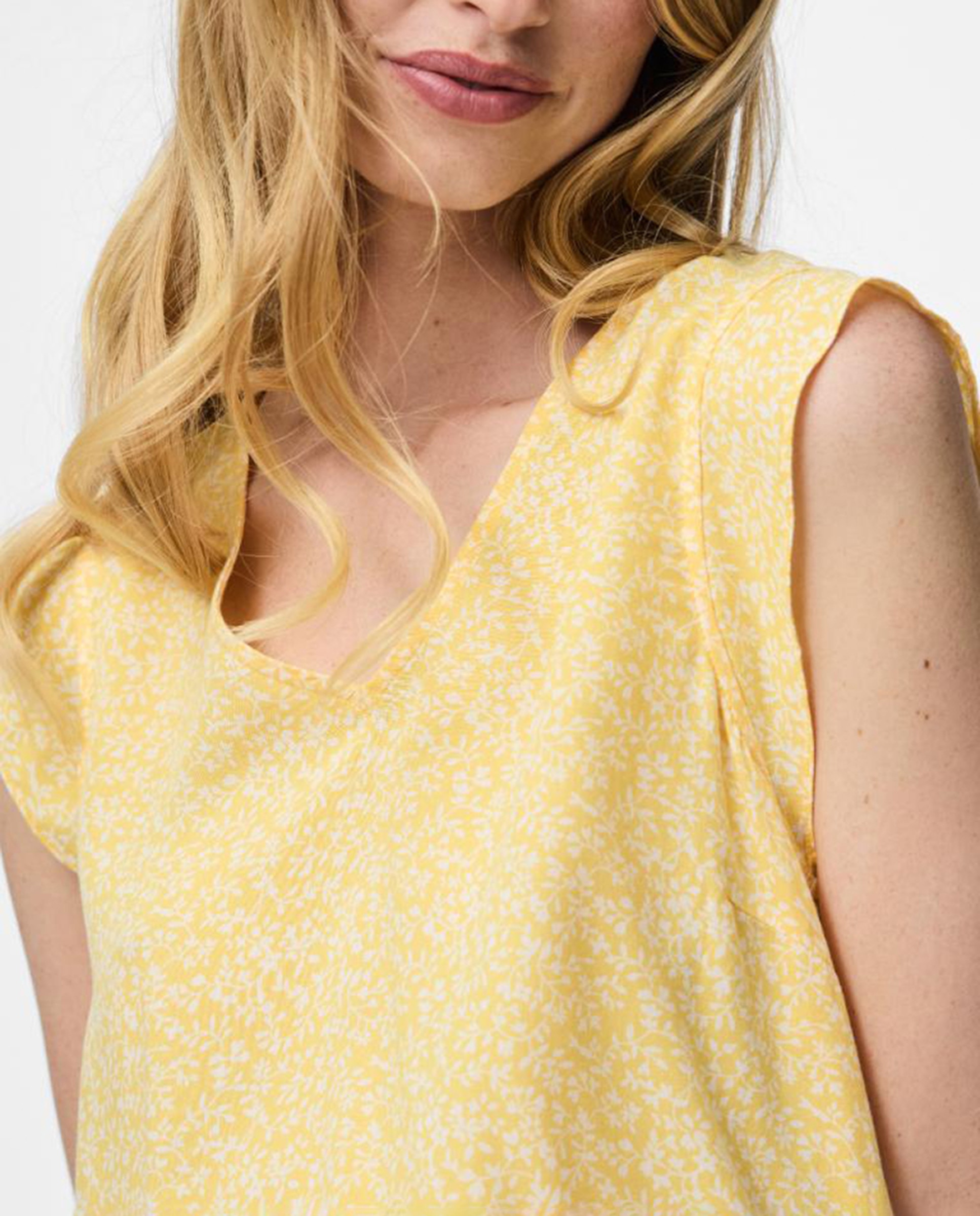 Blusa com Decote em Bico e Manga Curta Amarelo-4