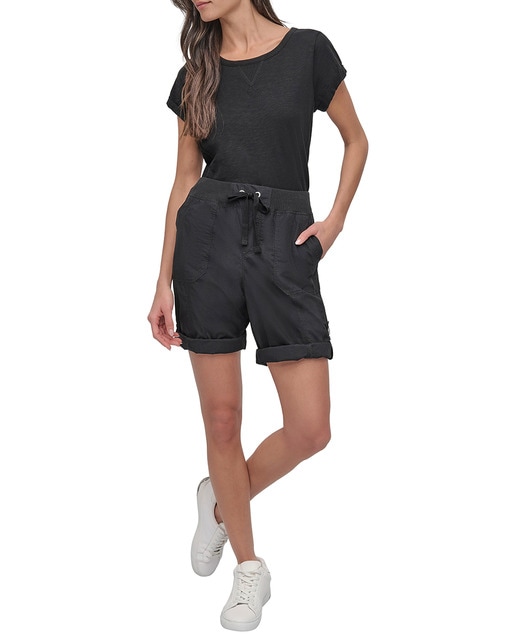 Imagen 0 de Pantalón corto de mujer estilo cargo.