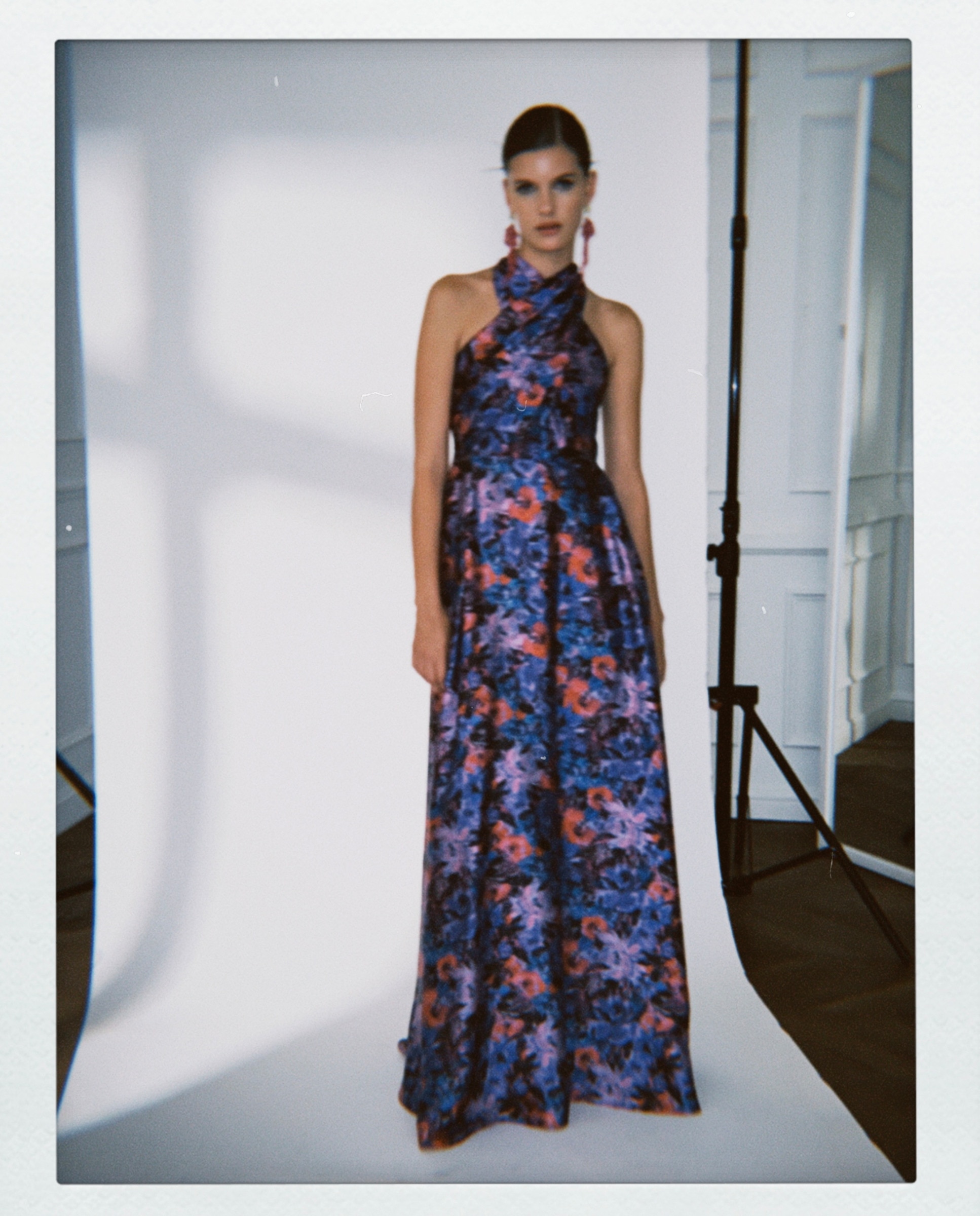 Vestido Comprido Fluido com Gola Halter Roxo-4