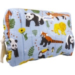 Baby-Kulturbeutel Dschungel enthält Körpermilch 300 ml, sanftes Duschgel 200 ml, Eau de Cologne 200 ml und Balsamcreme 50 ml