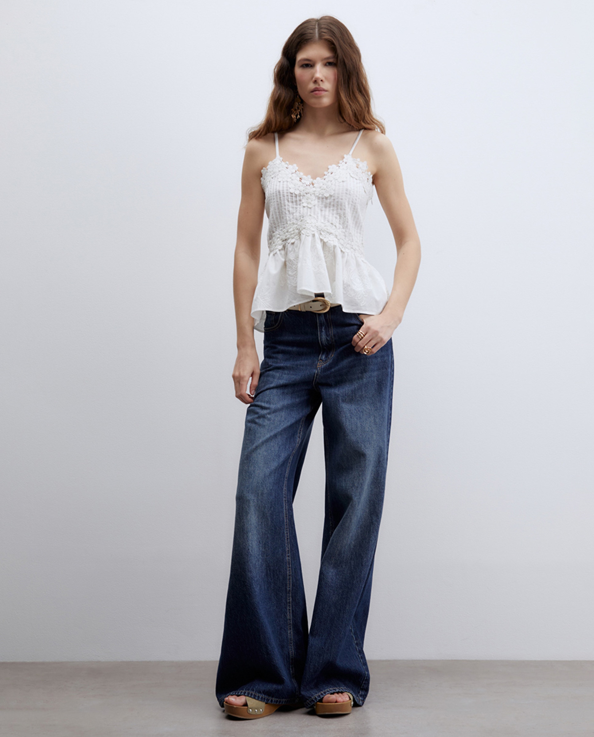 Blusa de Alças com Bordado Branco-6