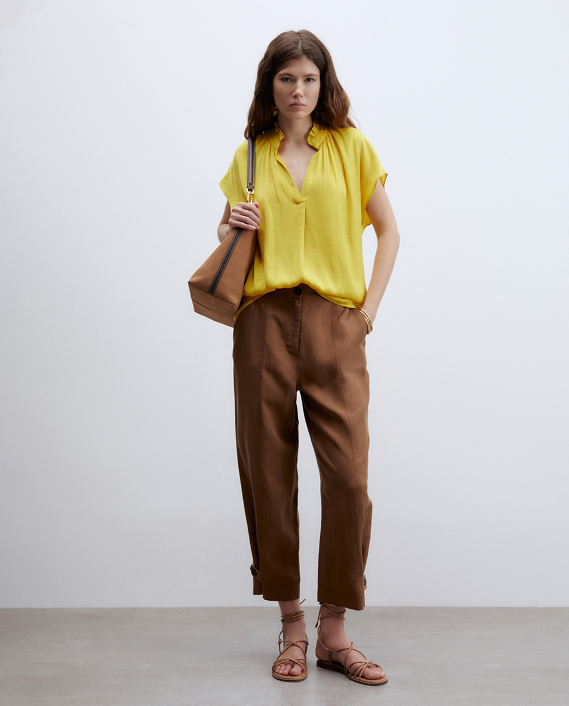 Blusa com Folho na Gola Amarelo-5