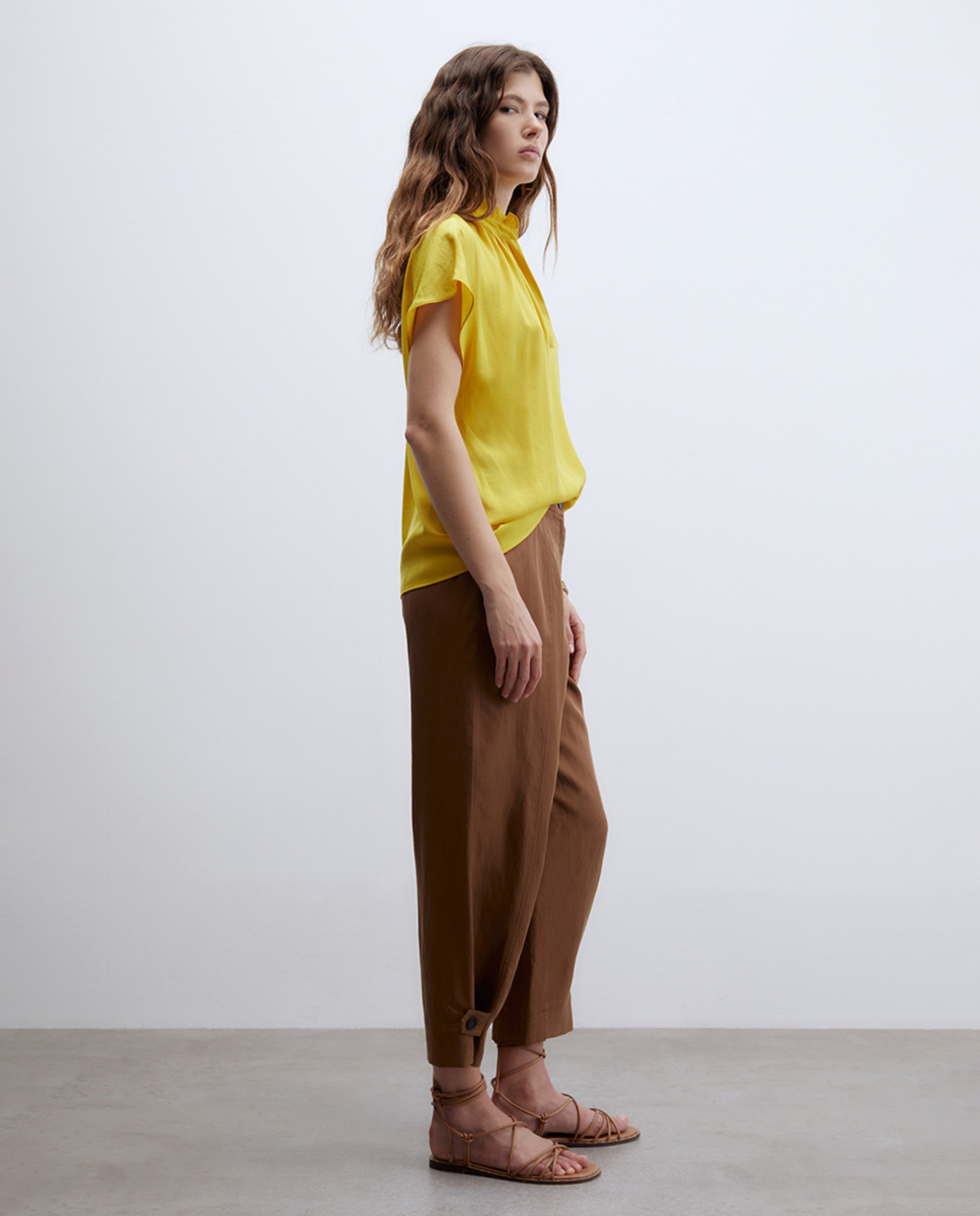 Blusa com Folho na Gola Amarelo-4