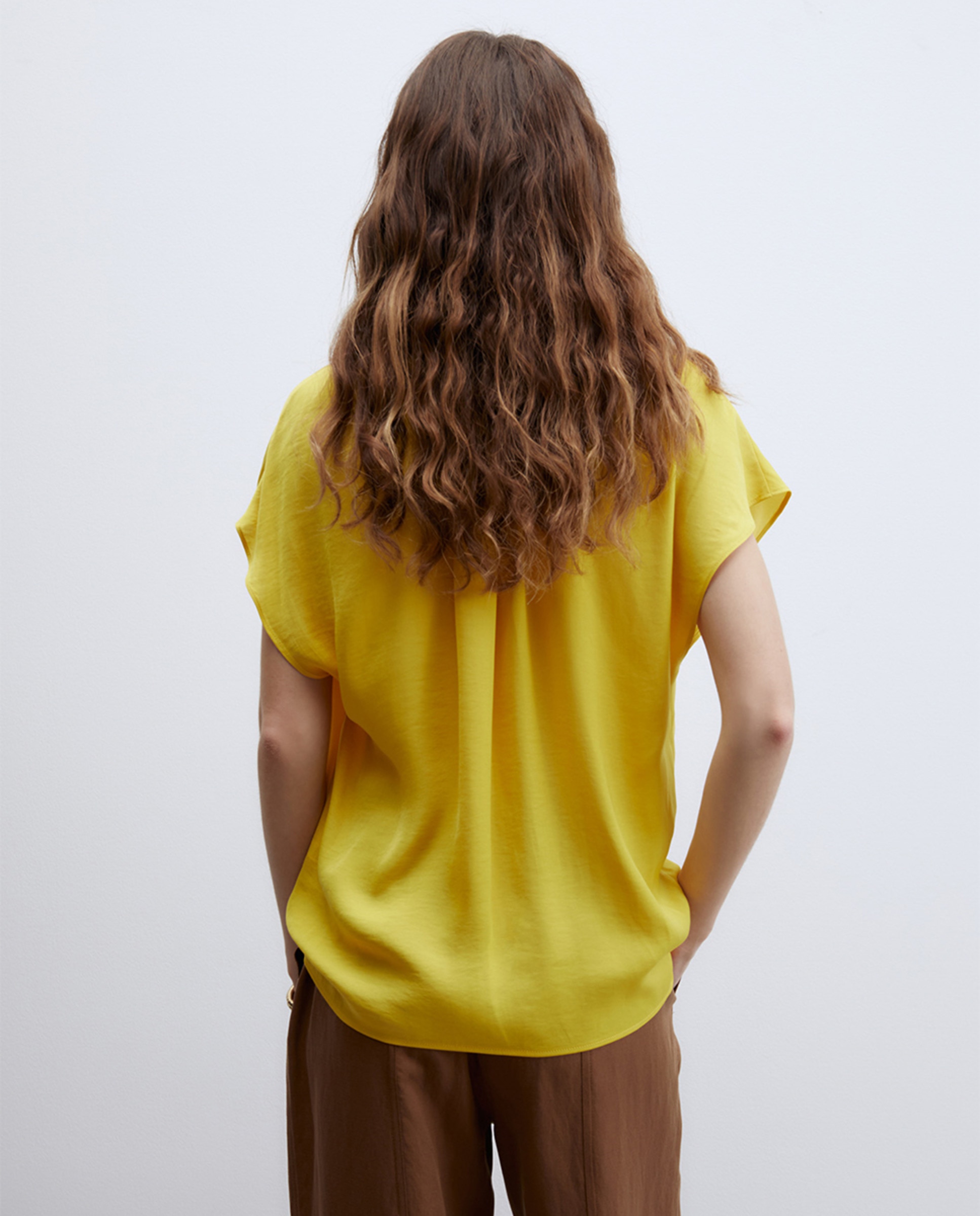 Blusa com Folho na Gola Amarelo-2