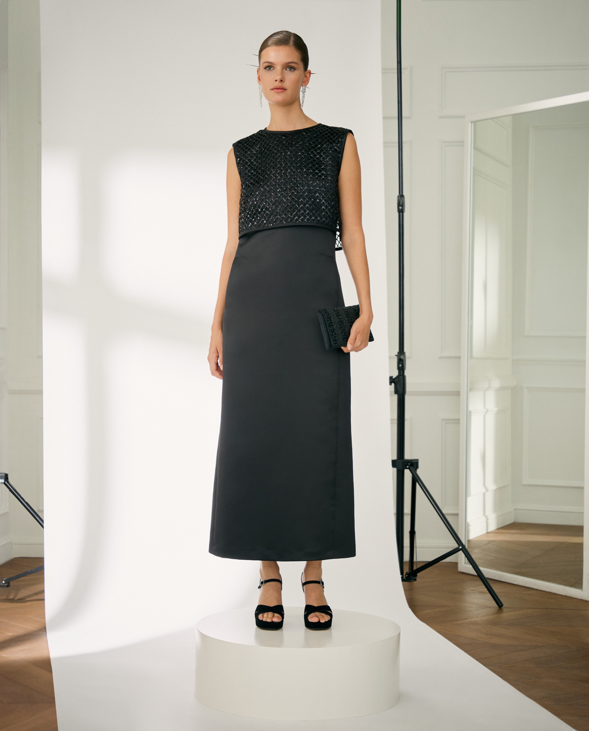 Vestido Curto Fluido Regular com Pedraria Preto-1