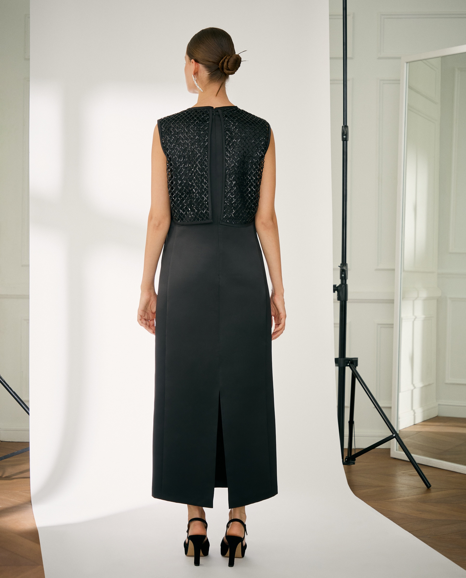 Vestido Curto Fluido Regular com Pedraria Preto-3