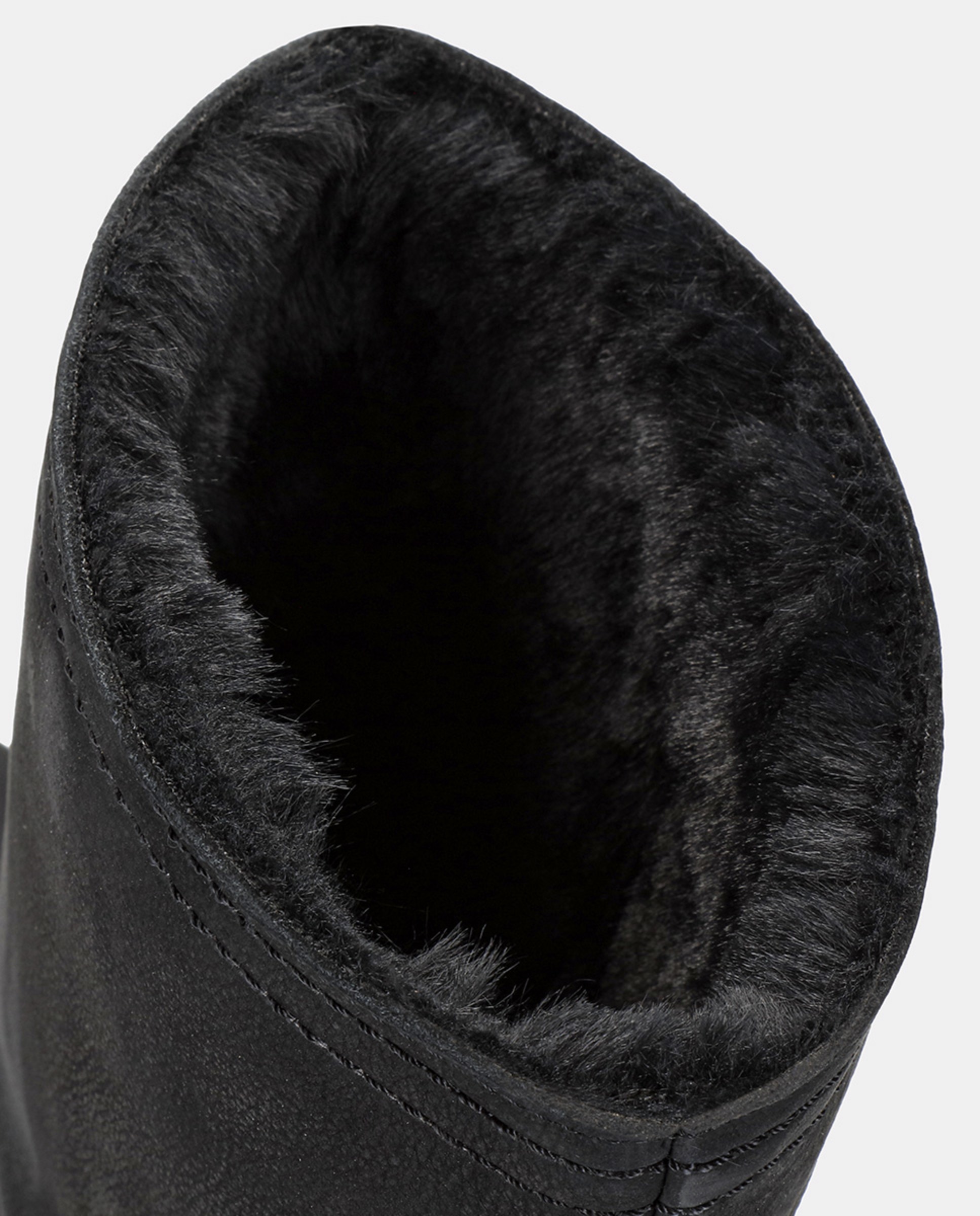 Botas em Pele e com Forro de Pelo Sintético Preto-6