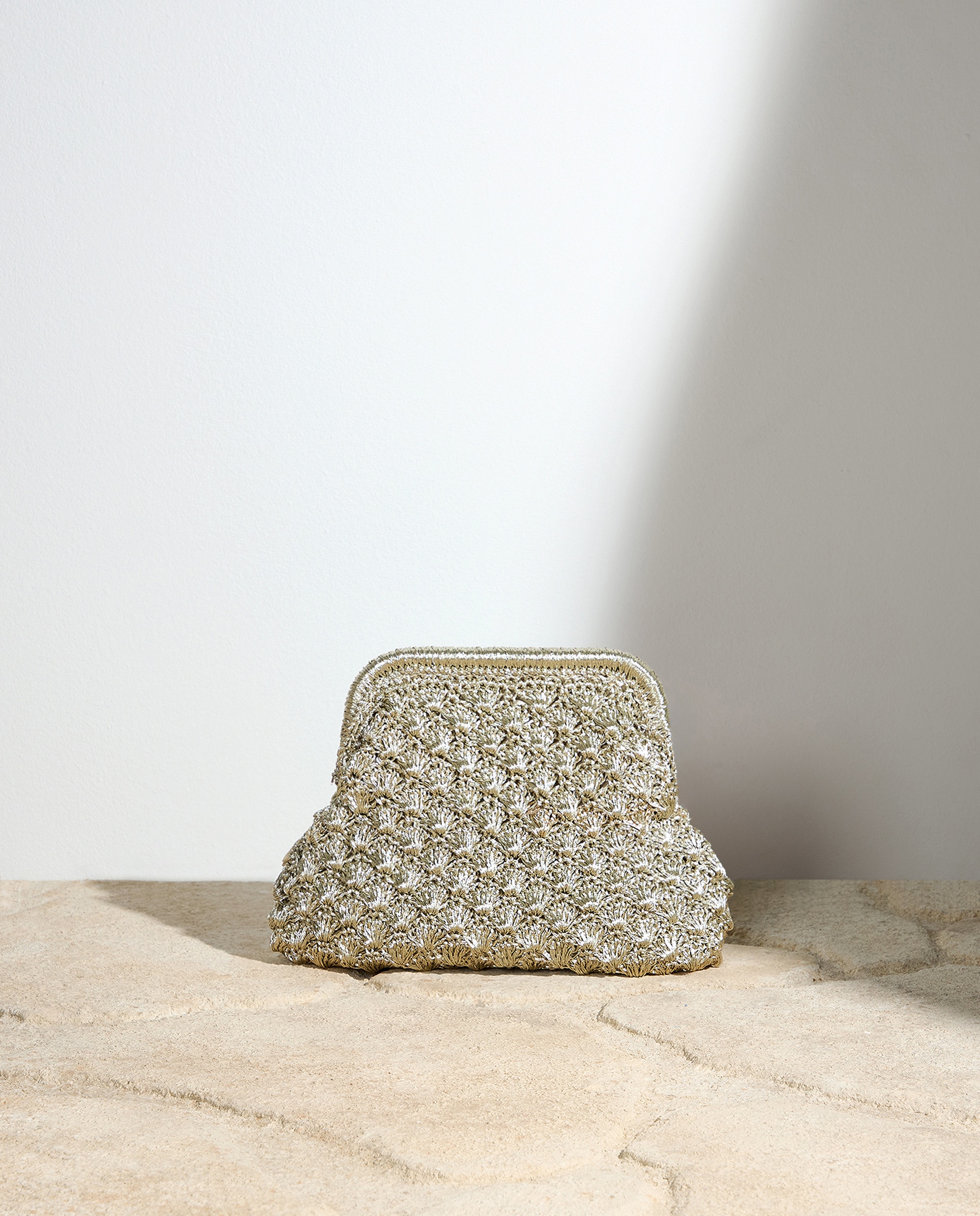Mala Tipo Pouch de Ráfia com Fio Metalizado Ouro-1