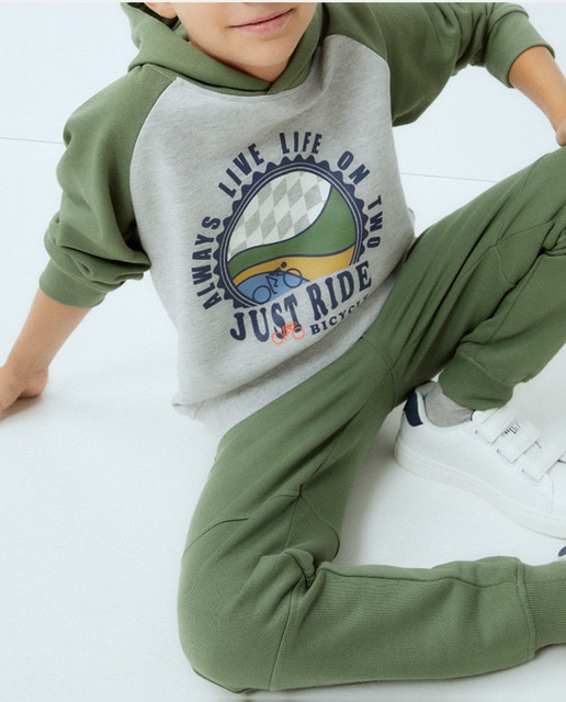 Imagen 0 de Conjunto de niño formado por sudadera y pantalón