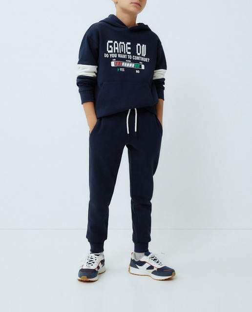 Imagen 0 de Conjunto de niño formado por sudadera y pantalón