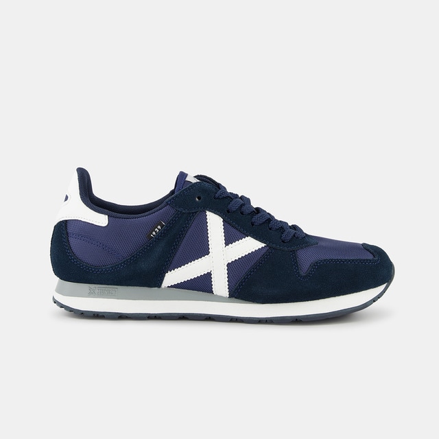 Imagen 0 de Zapatillas de hombre en azul marino bajas tipo running con logotipo lateral y detalles en contraste