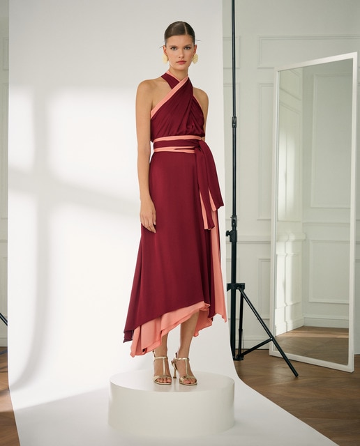 Imagem 0 de Vestido Curto Fluido com Gola Halter e Contrastes