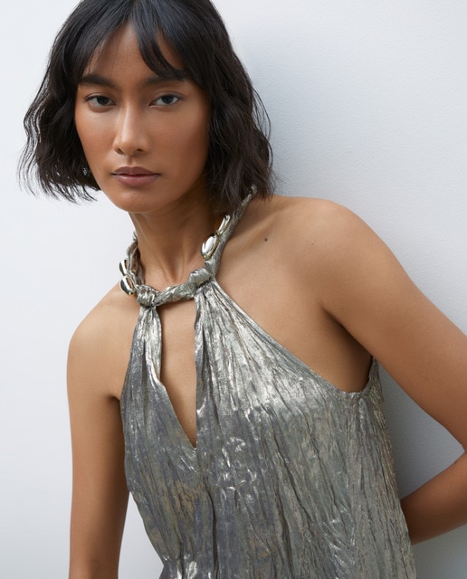 Imagen 0 de Vestido sin mangas midi halter con detalle de nudo y pedrería