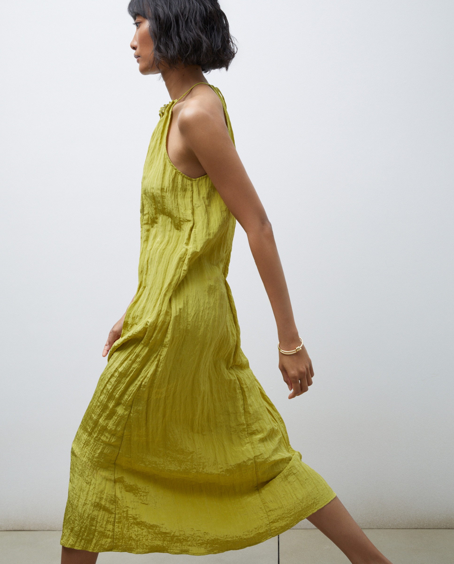 Vestido sem Mangas Halter com Detalhe de Brilhantes e Tecido com Pregas Kiwi-2