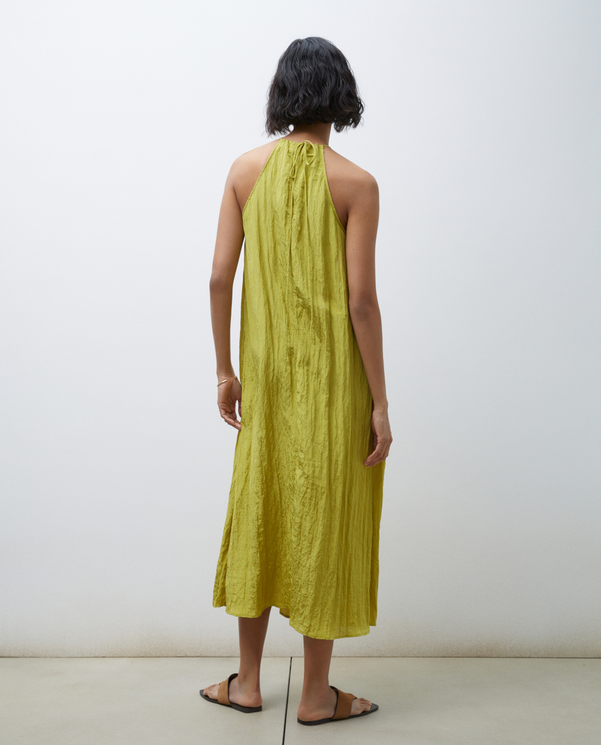 Vestido sem Mangas Halter com Detalhe de Brilhantes e Tecido com Pregas Kiwi-4