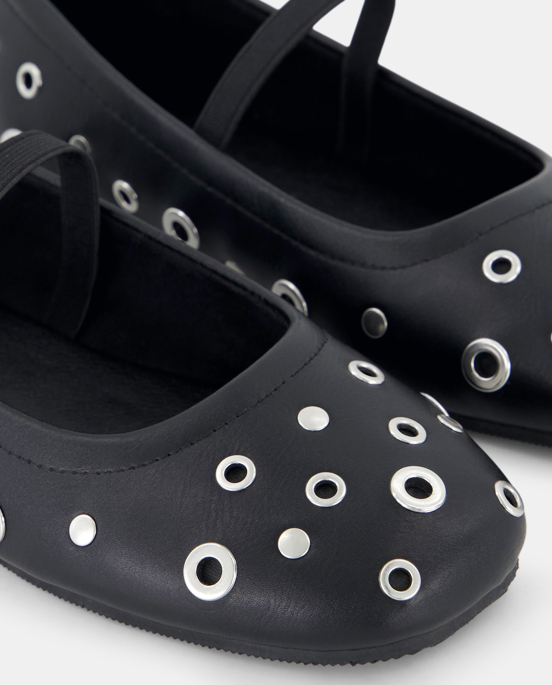 Sabrinas com Detalhe de Tachas e Elástico Preto-5