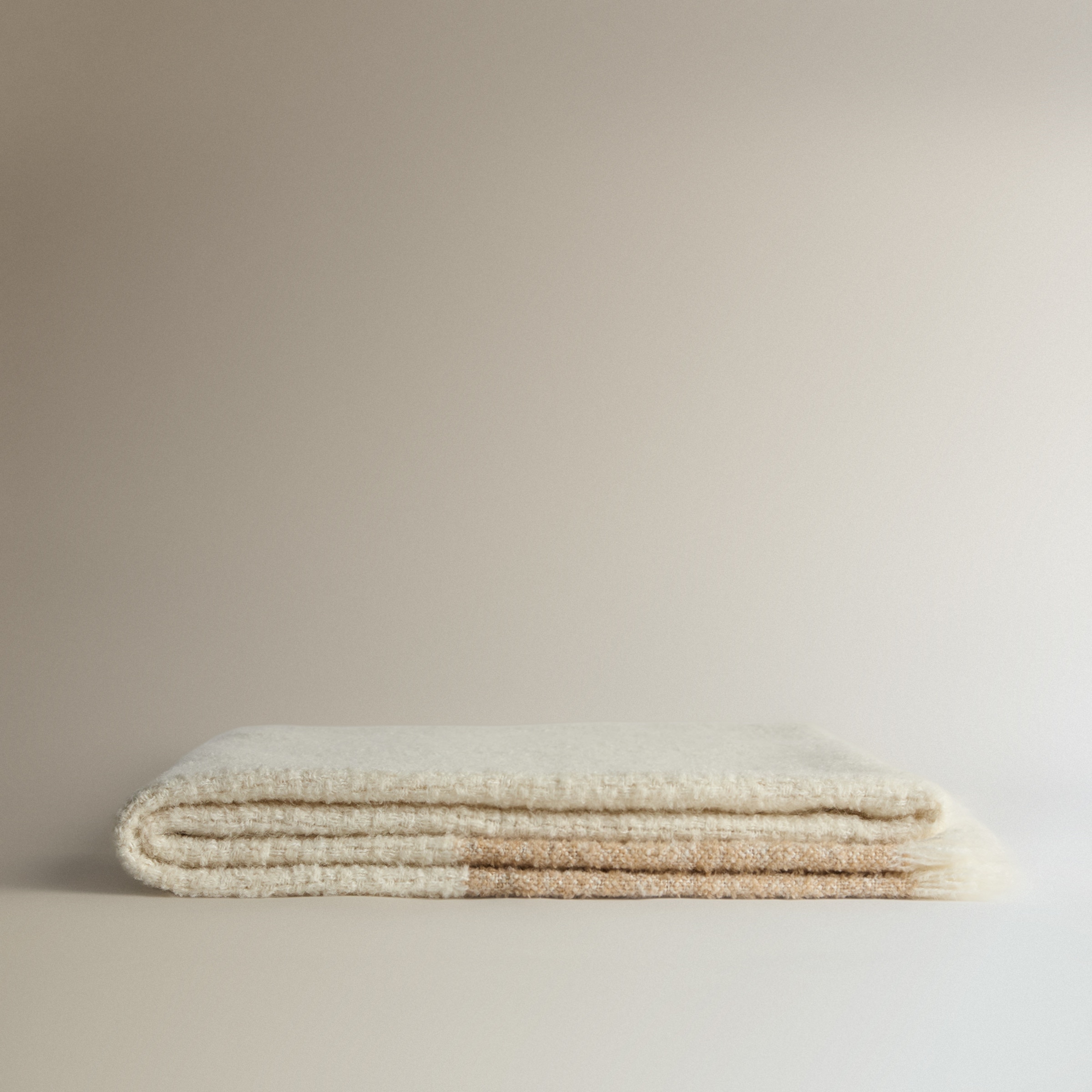 Manta decorativa Patrik Marrón-2