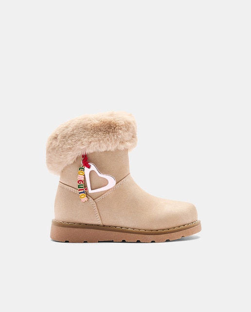 Imagem 0 de Botas com Cano de Pelo e Pendentes