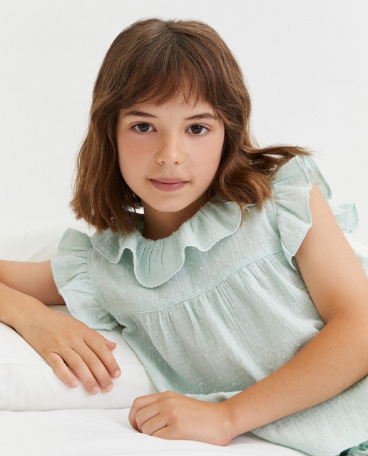 Imagen 0 de Pijama corto de niña con plumeti y puntilla en el cuello