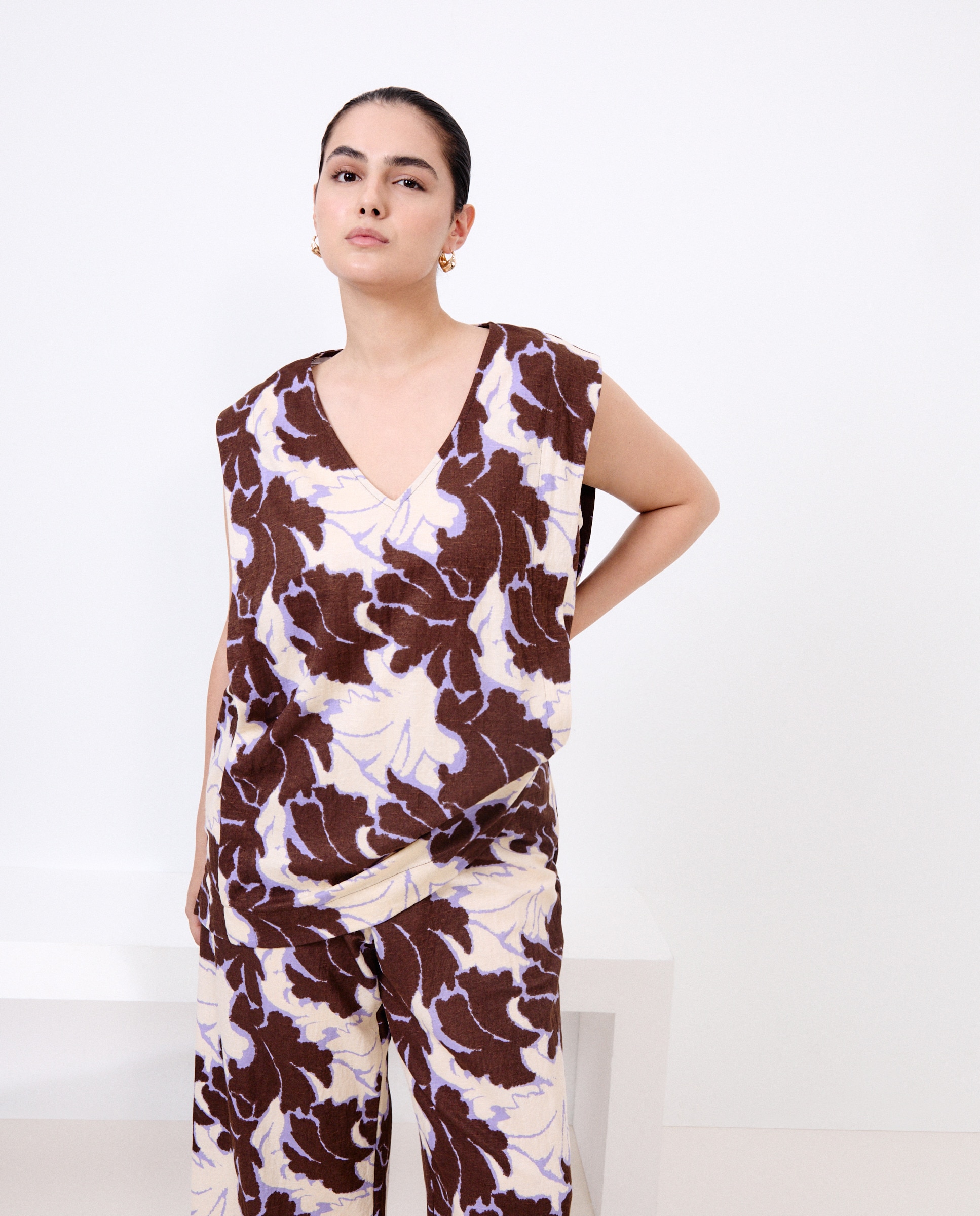 T-shirt Estampada sem Mangas Castanho-1