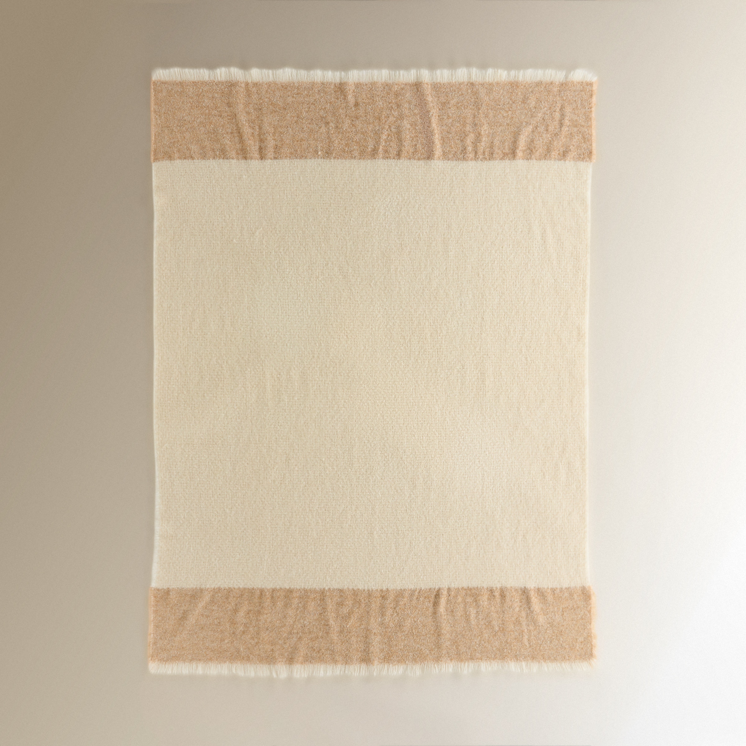 Manta decorativa Patrik Marrón-4