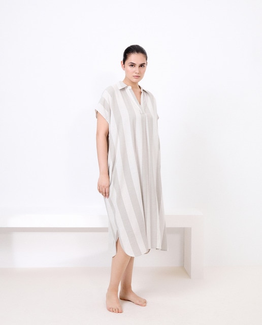 Imagem 0 de Vestido com decote em bico e estampado