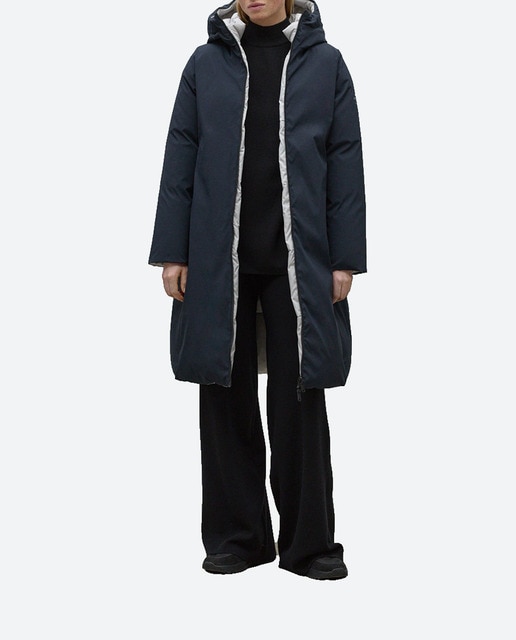 Imagen 0 de Abrigo acolchado de mujer con cierre de cremallera capucha y bolsillos laterales.