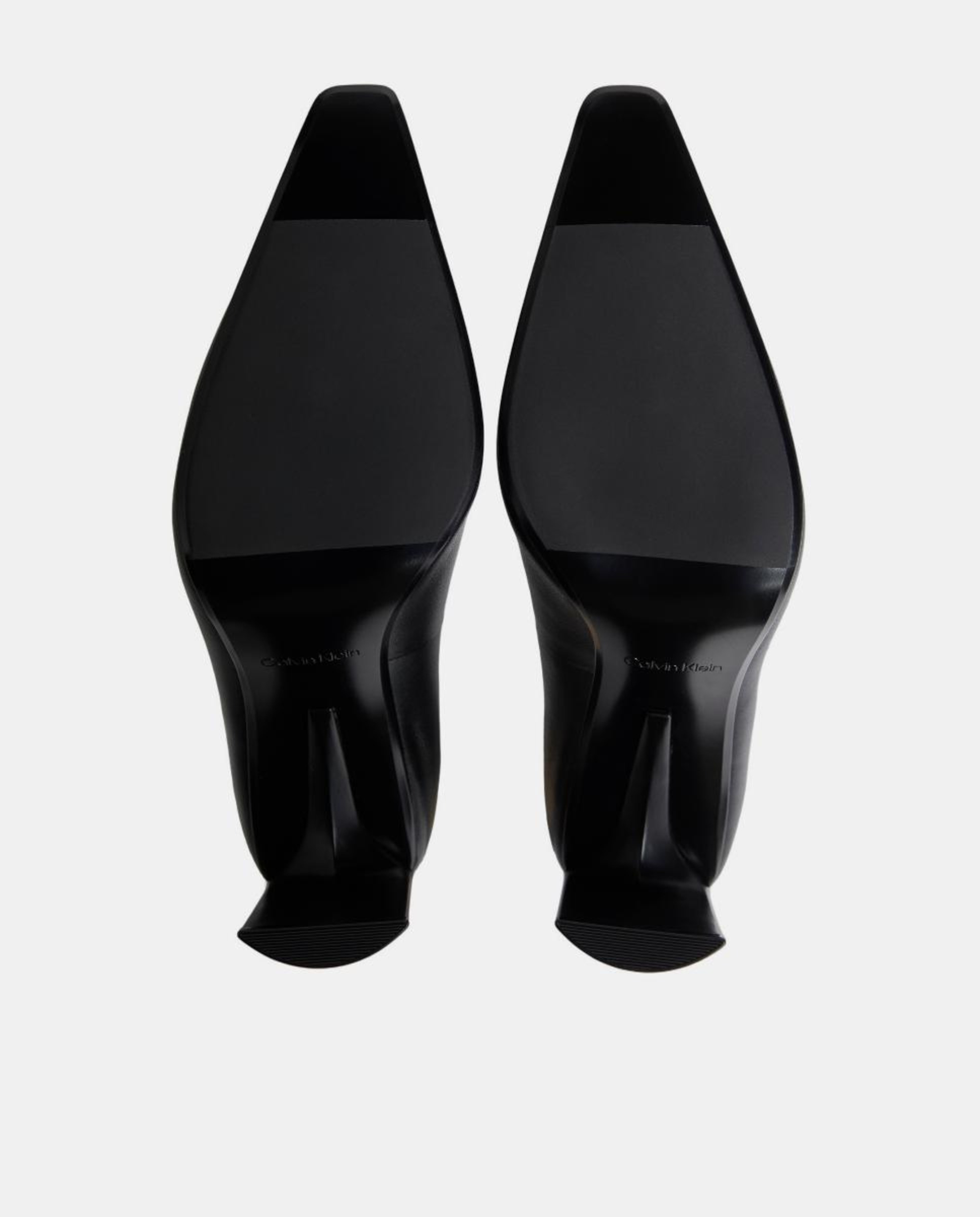 Botins em Pele com Salto Preto-5