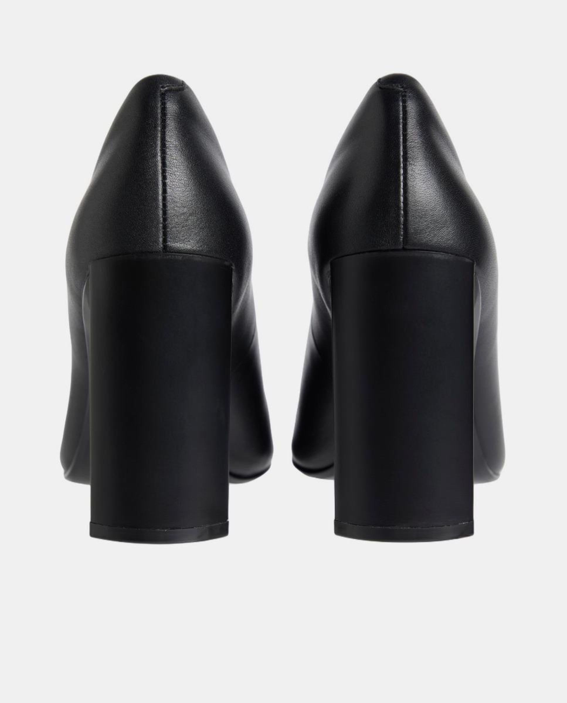 Botins em Pele com Salto Preto-3