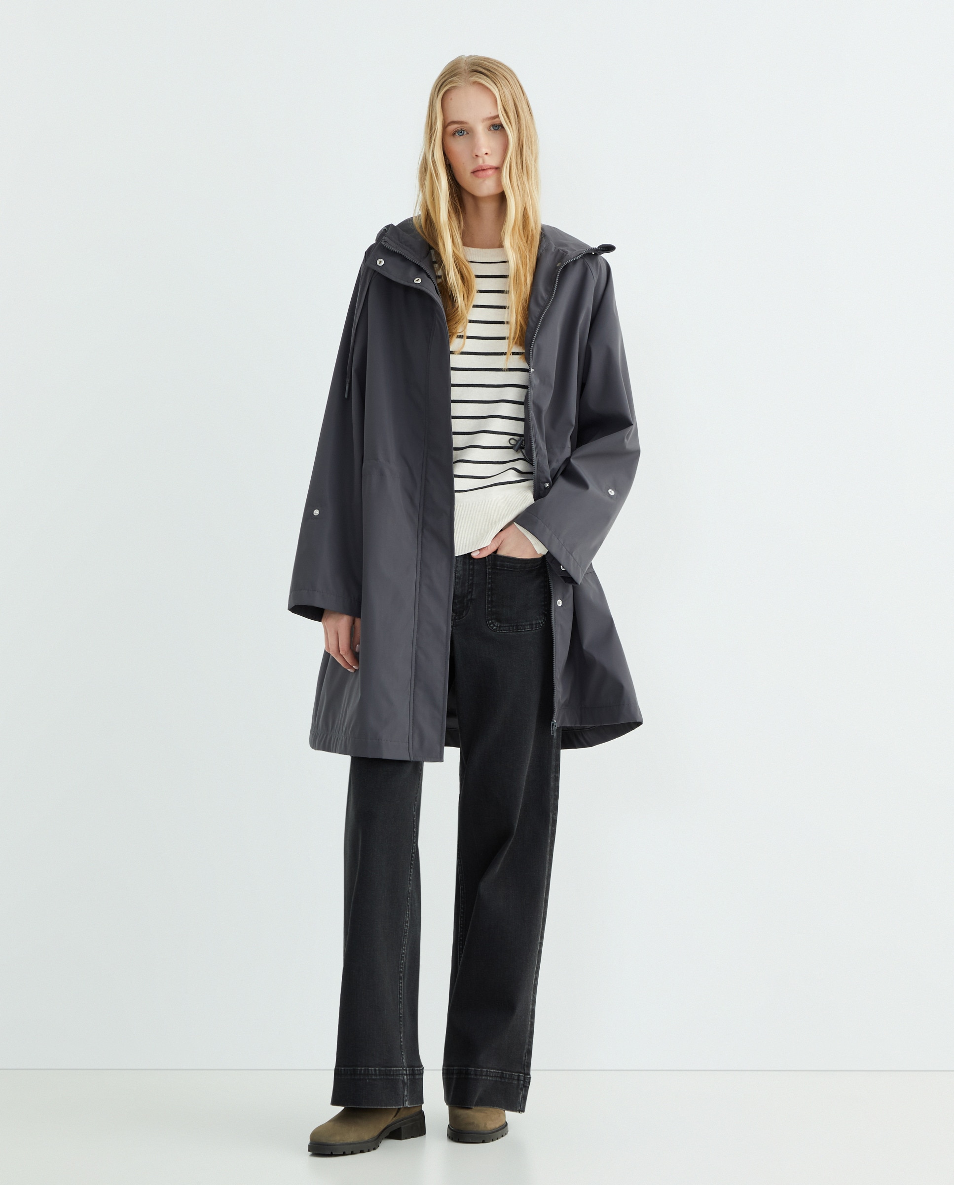 Pantalón denim campana de mujer con bolsillos Negro intenso-1